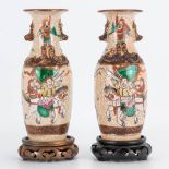 A pair of small Chinese vases Nanking with warrior decor. 19th/20th century. (19 x 8 cm)