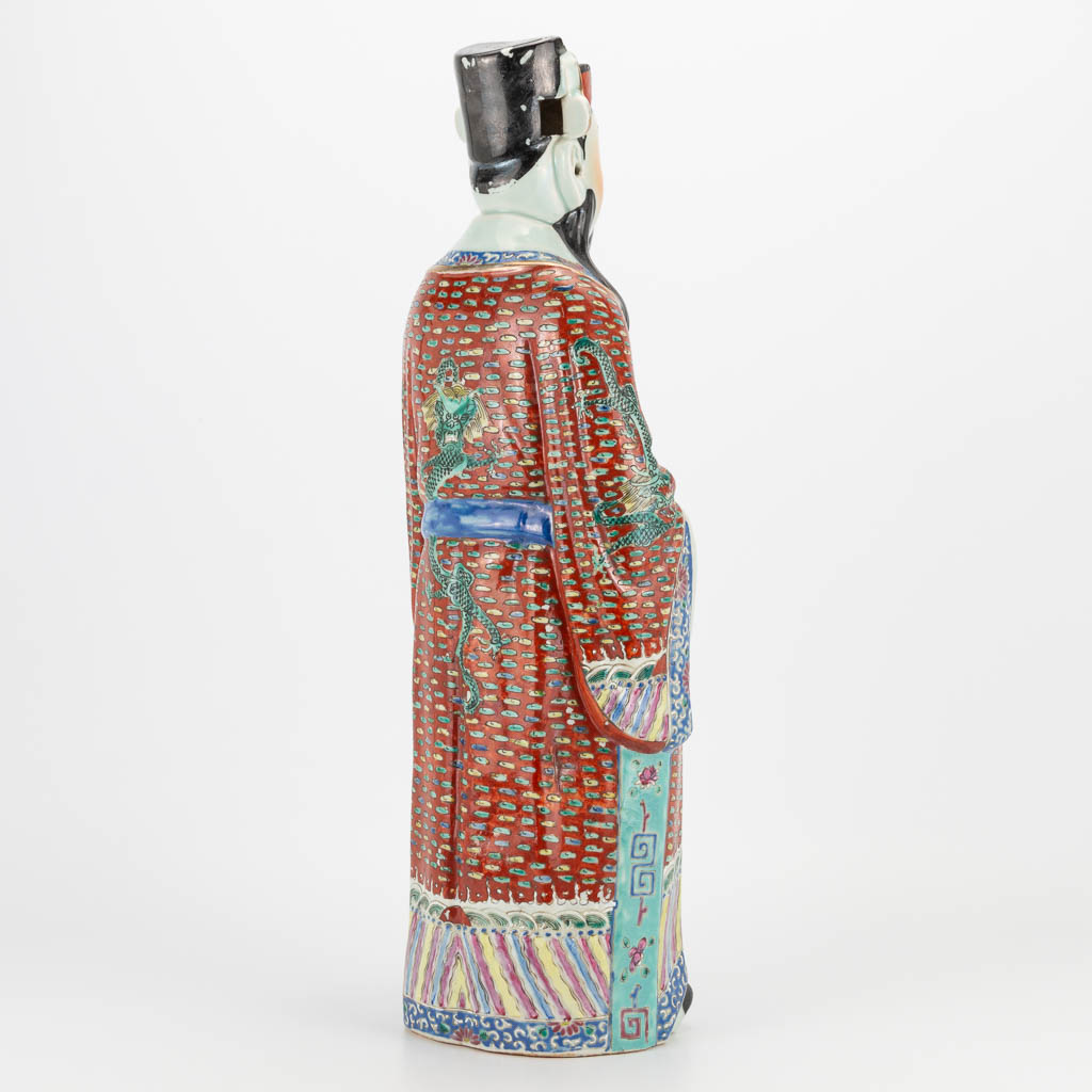 A Chinese porcelain statue of a wise man. 19th/20th century. (12 x 18 x 48 cm) - Image 4 of 20