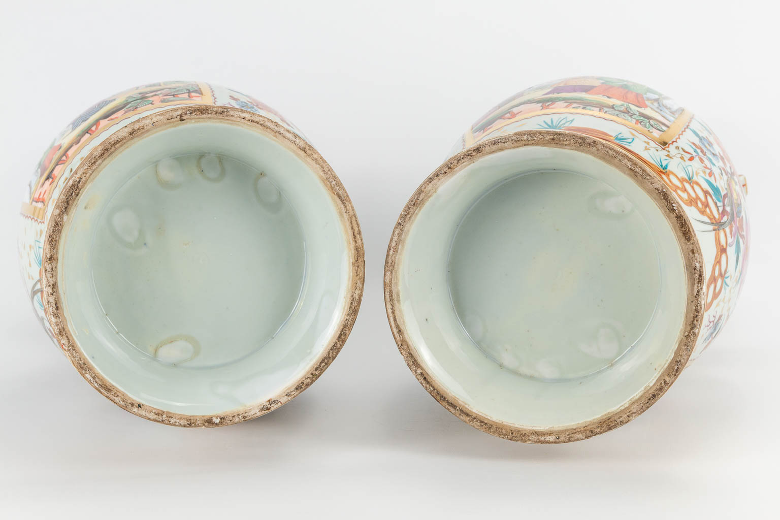 A pair of vases made of porcelain and decorated with flowers, birds, children and emperors. 19th/20t - Image 2 of 22