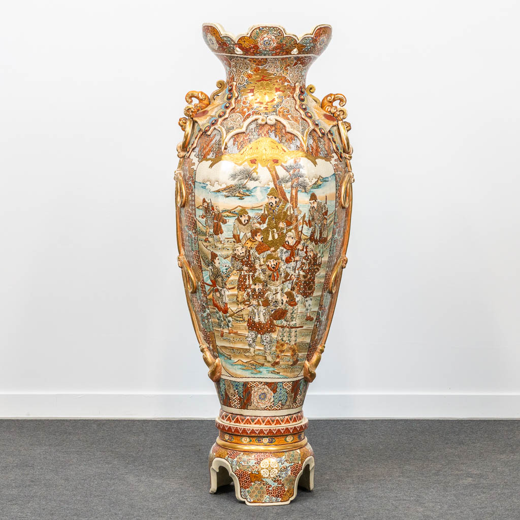 An exceptionally large Satsuma vase, made in Japan. Decor of warriors. 19th/20th century. (49 x 44