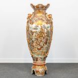 An exceptionally large Satsuma vase, made in Japan. Decor of warriors. 19th/20th century. (49 x 44