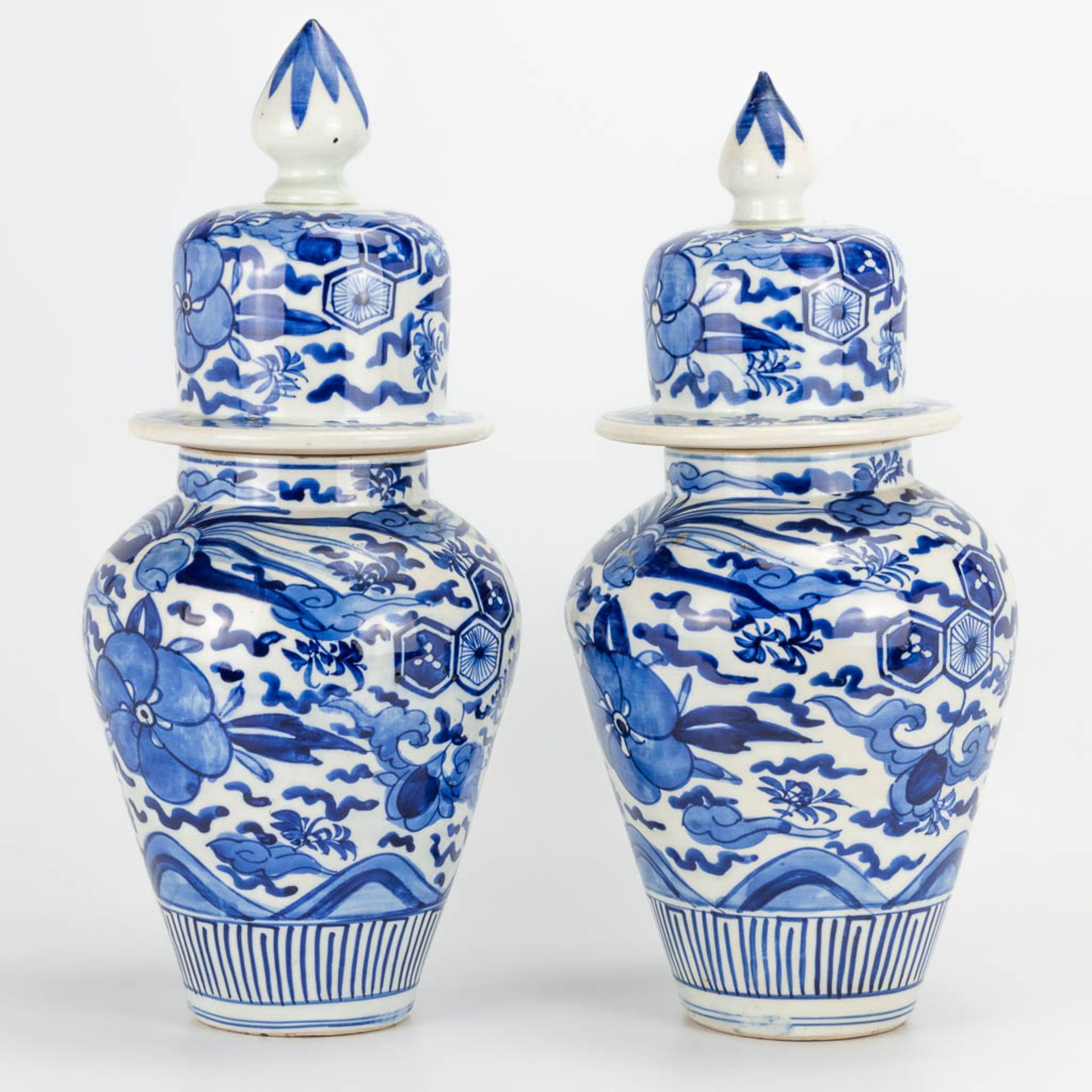 A pair of small Oriental vases wit lid, blue-white floral decor. (40 x 20 cm) - Bild 18 aus 20