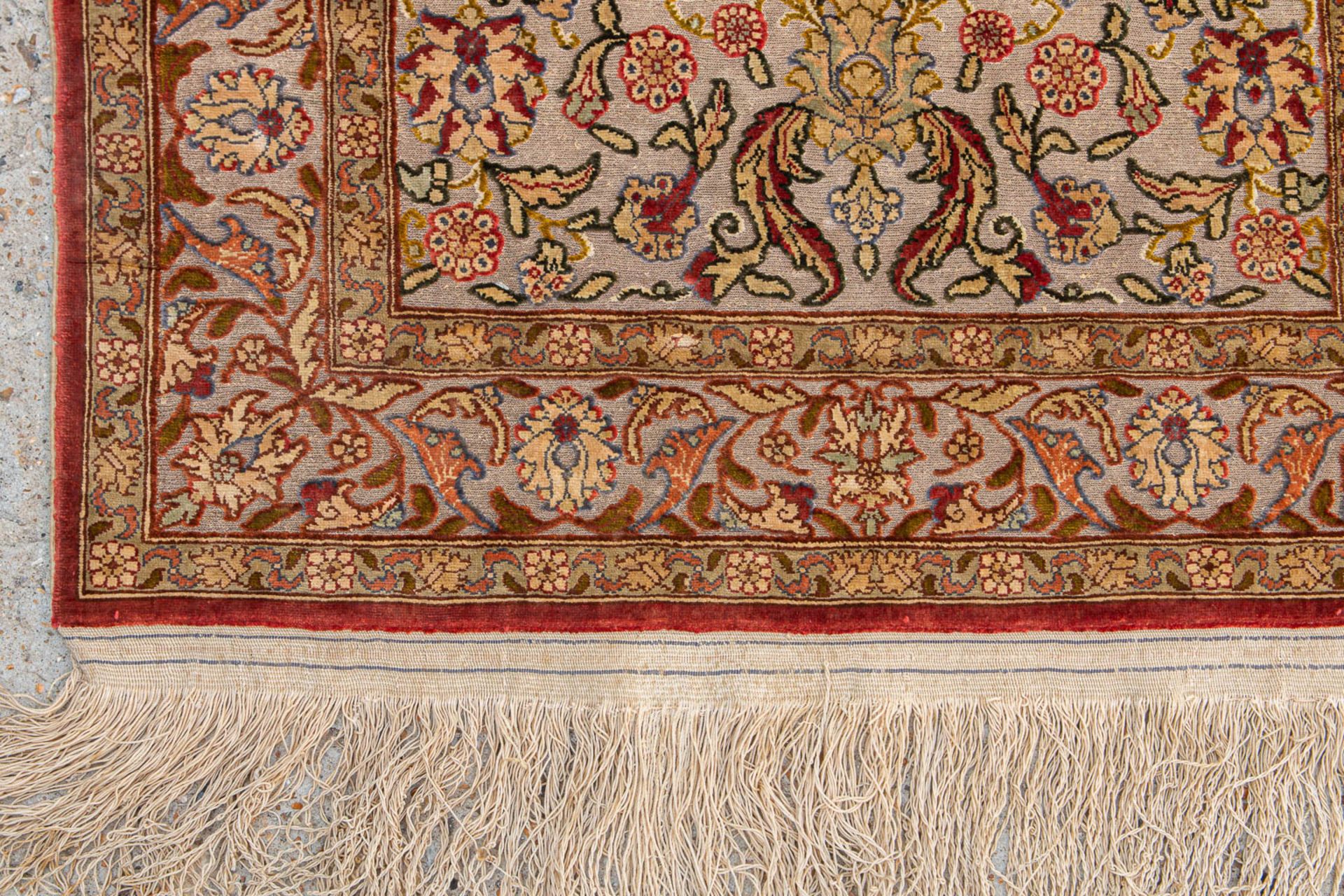 An Oriental hand-made prayer carpet made of silk and finished with gold thread. (58 x 87 cm) - Image 3 of 7