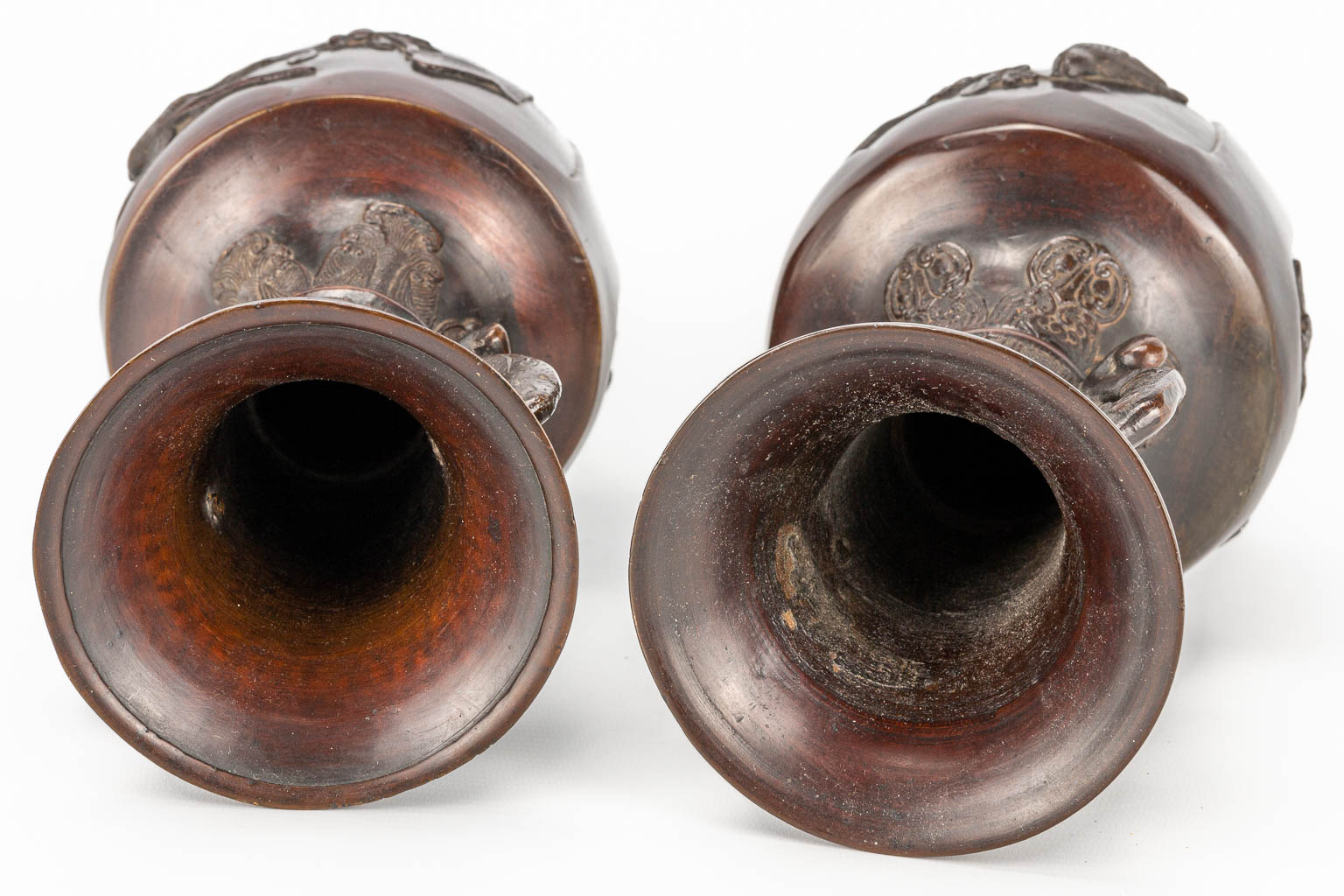 A pair of vases made of bronze with bird decor, Japan Meiji, 19th century. (30 x 12,5 cm) - Image 13 of 19