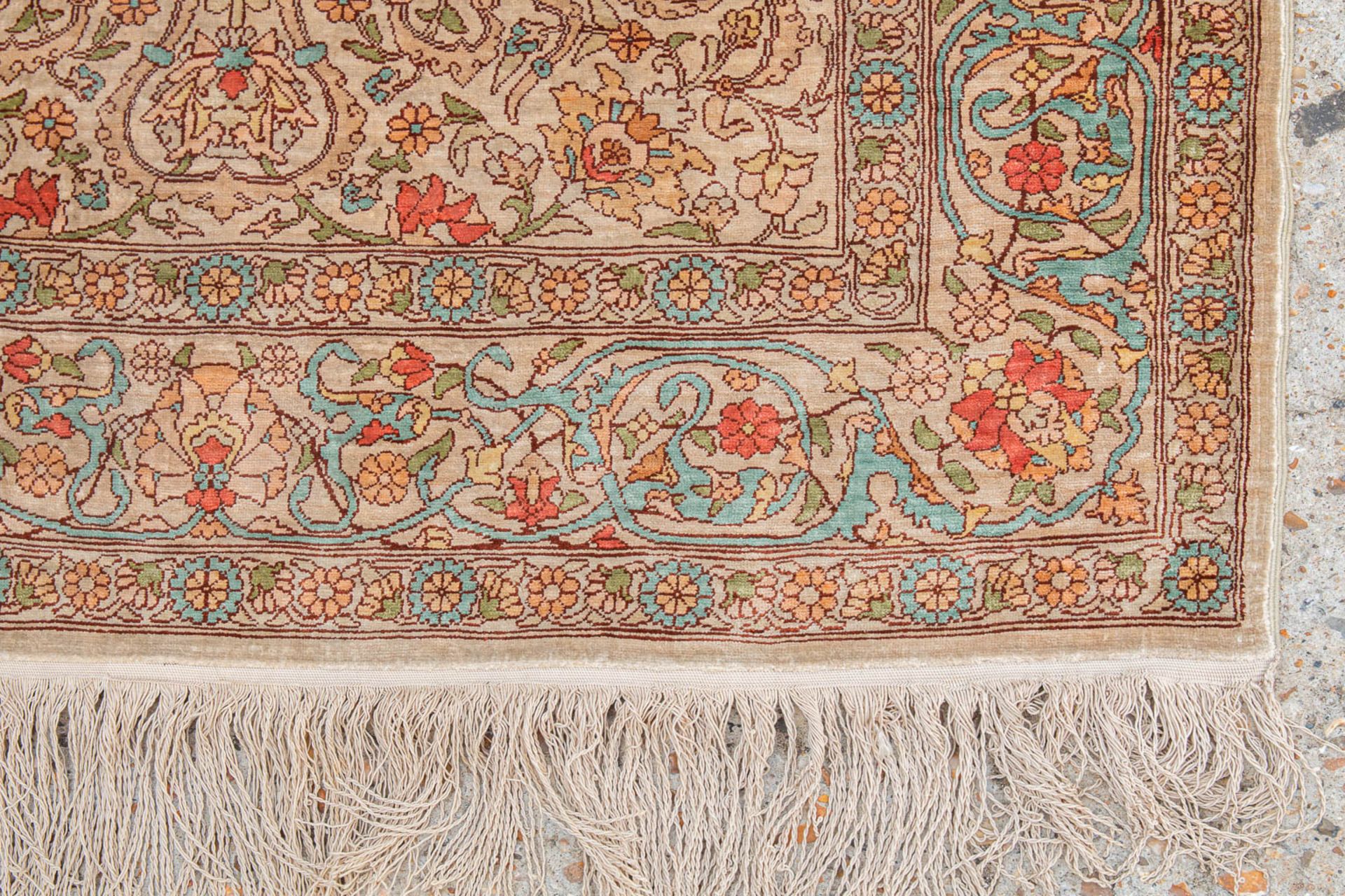 An Oriental hand-made carpet made of silk and signed. (73,5 x 107 cm) - Image 3 of 6