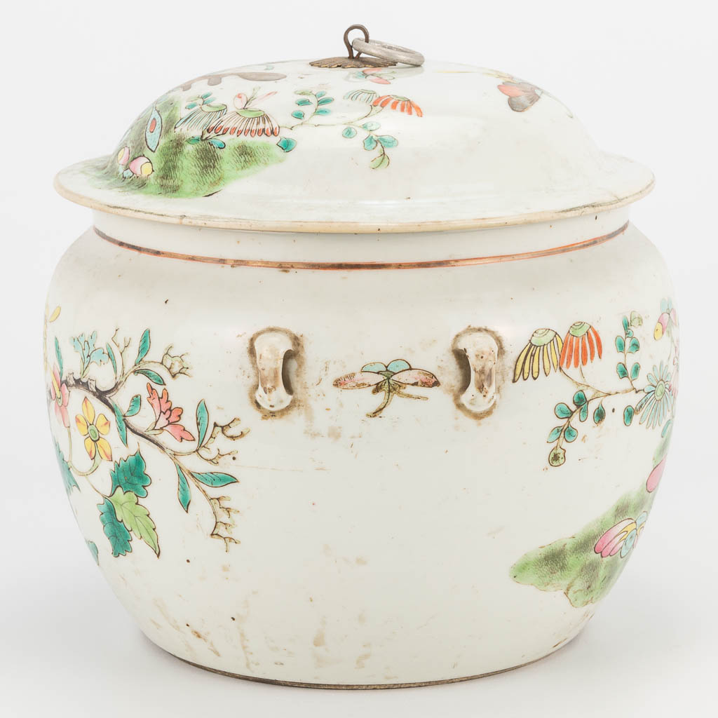 A Chinese porcelain jar with lid, with flower and butterfly decor. 19th/20th century. (21 x 23 cm) - Image 3 of 18