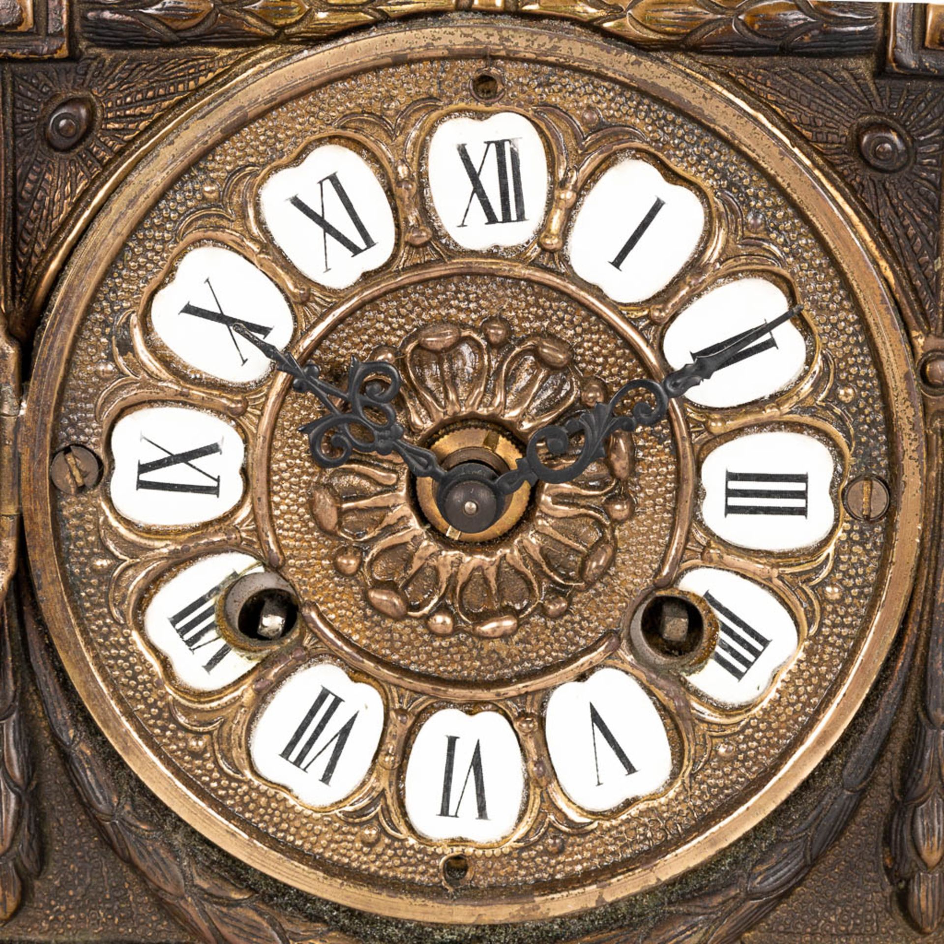 A 3 piece garniture clockset made of bronze, consisting of a clock with battle cart and 2 side piece - Image 16 of 18