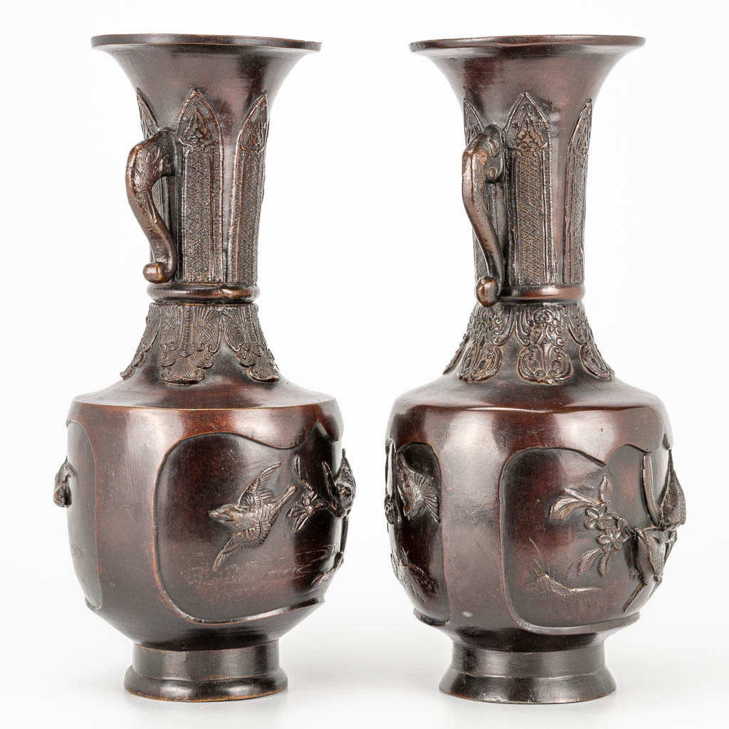 A pair of vases made of bronze with bird decor, Japan Meiji, 19th century. (30 x 12,5 cm) - Image 3 of 19