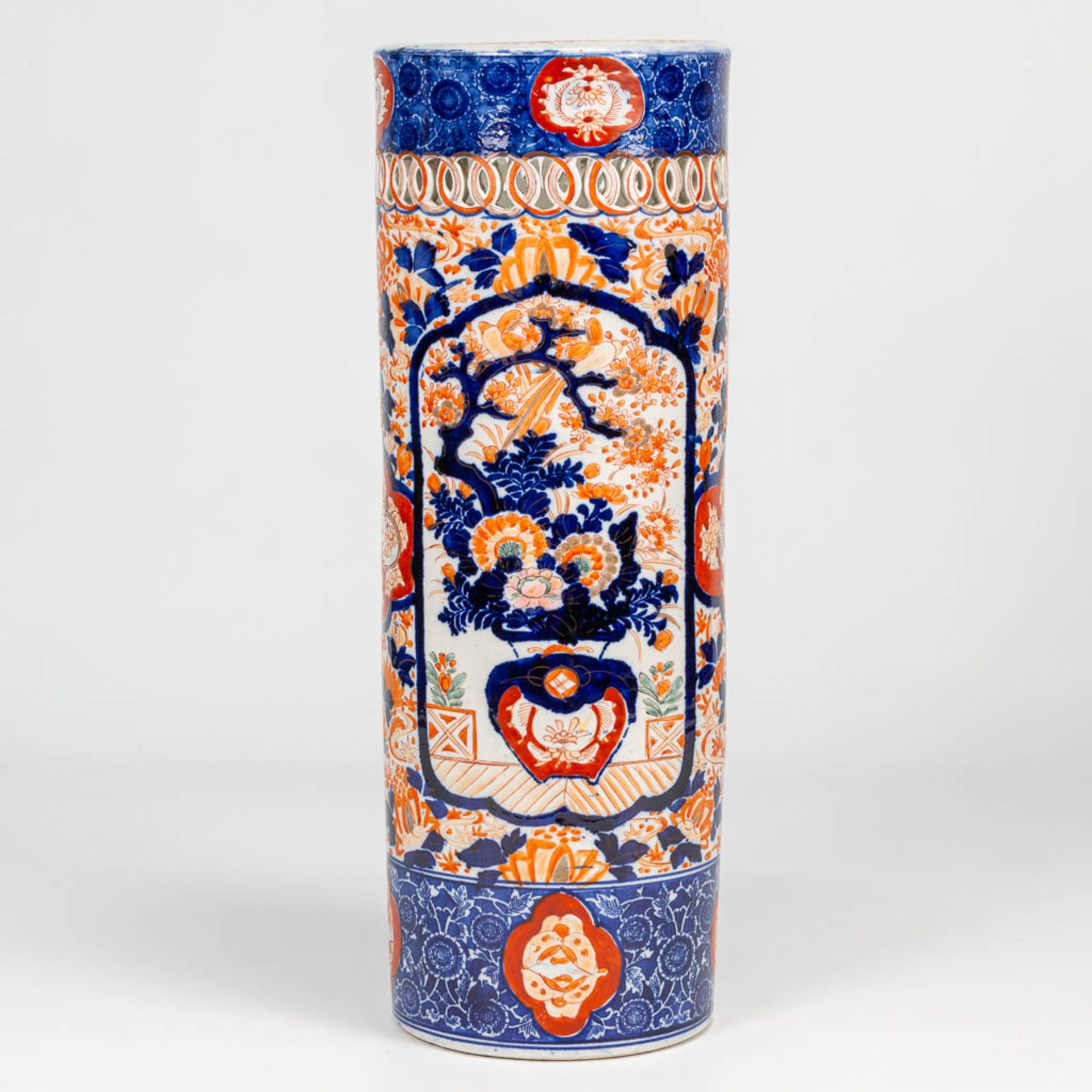 An Imari umbrella stand, vase made of porcelain in Japan. 19th/20th century. (61 x 22 cm)