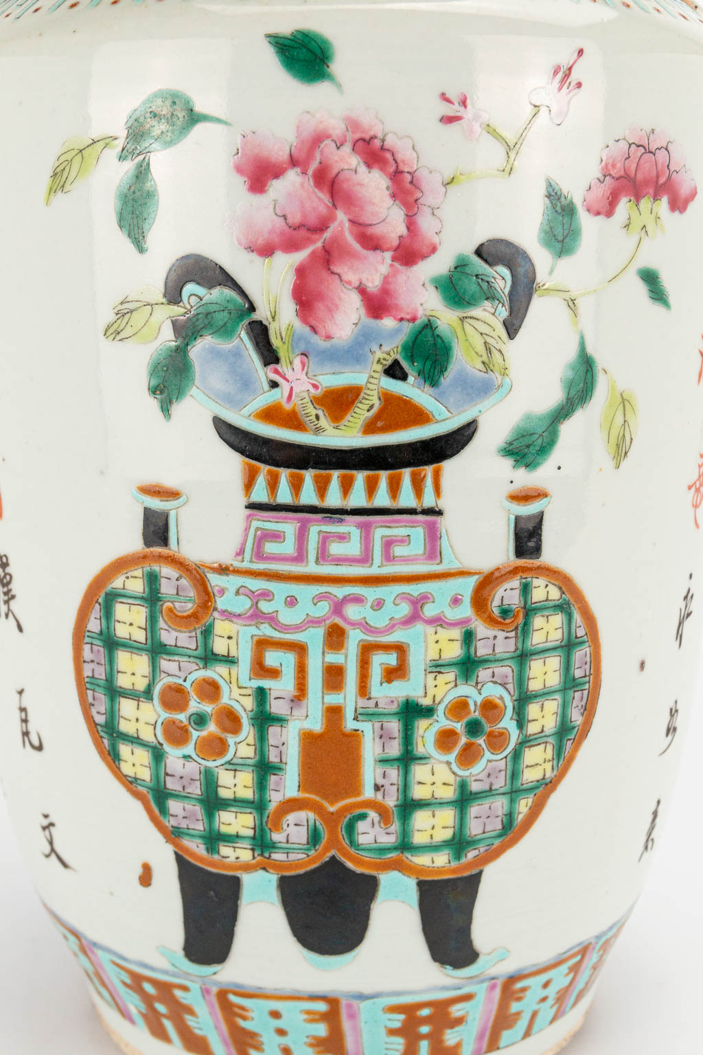 A chinese vase with decor of a planter. 19th/20th century. (43 x 20 cm) - Image 22 of 23