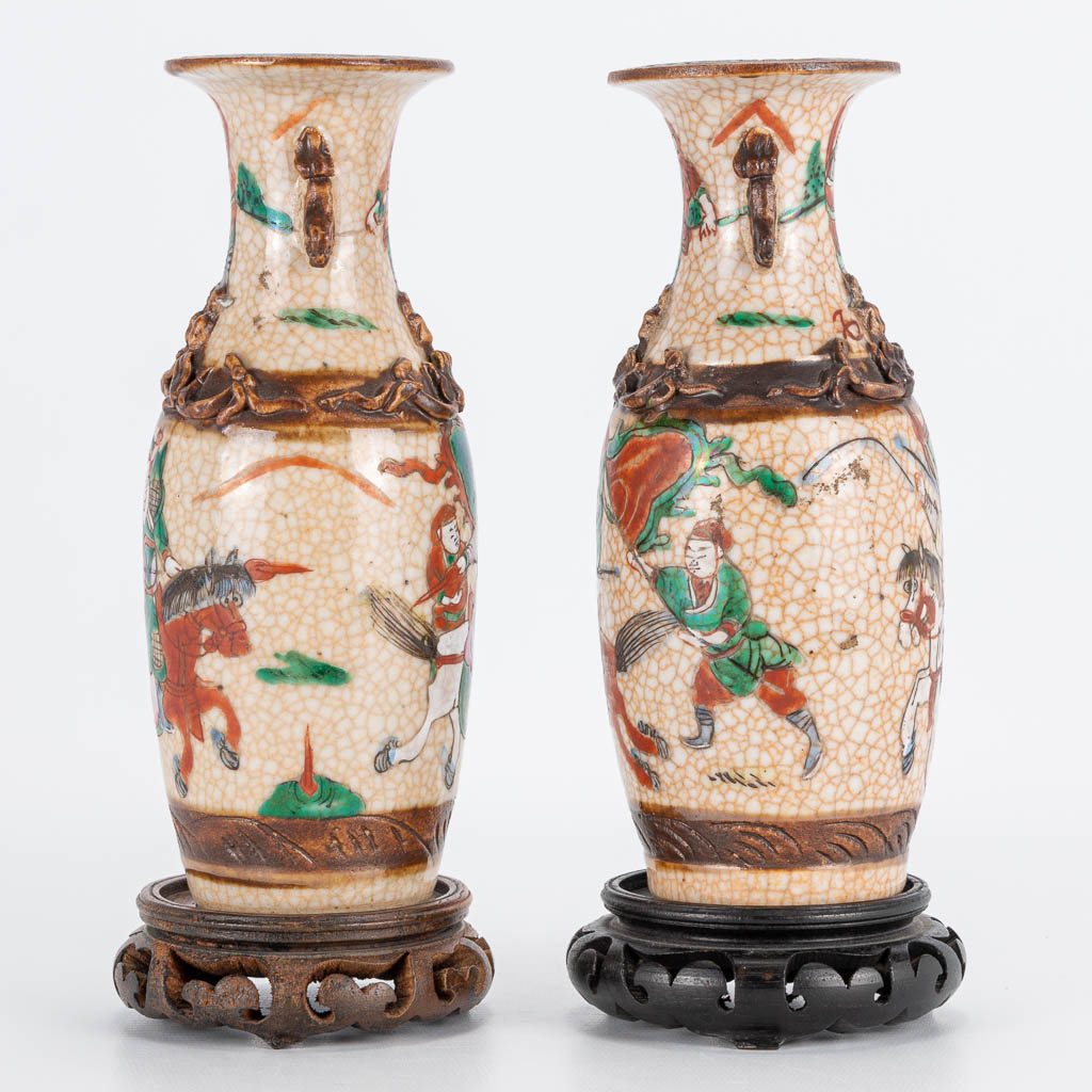 A pair of small Chinese vases Nanking with warrior decor. 19th/20th century. (19 x 8 cm) - Image 2 of 20