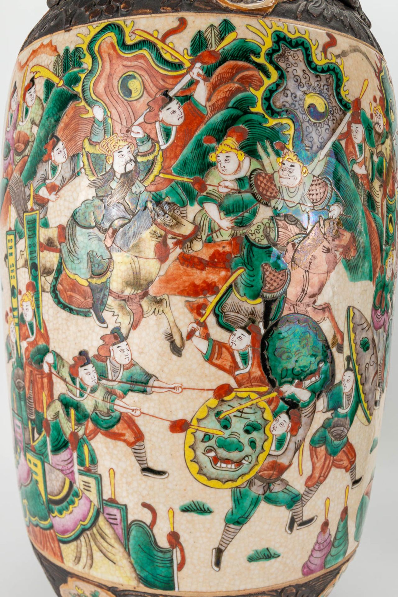 A pair of large Nanking Chinese vases with decor of warriors. 19th/20th century. (62 x 24 cm) - Image 24 of 29