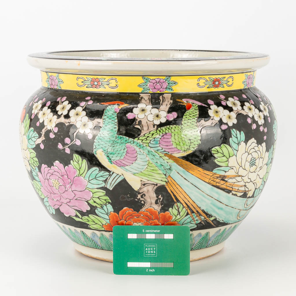 A large famille noir cache pot made of Chinese porcelain with images of birds and flowers. 20th cent - Image 9 of 17