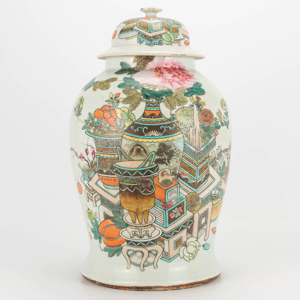 A Chinese porcelain vase with lid, decor of 100 antiquities. 19th/20th century. (43 x 27 cm)