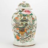 A Chinese porcelain vase with lid, decor of 100 antiquities. 19th/20th century. (43 x 27 cm)