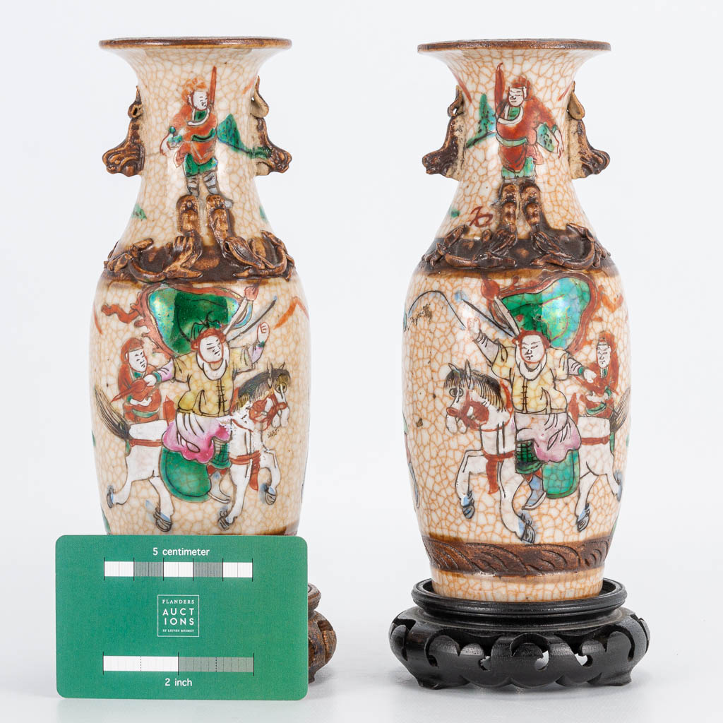 A pair of small Chinese vases Nanking with warrior decor. 19th/20th century. (19 x 8 cm) - Image 3 of 20