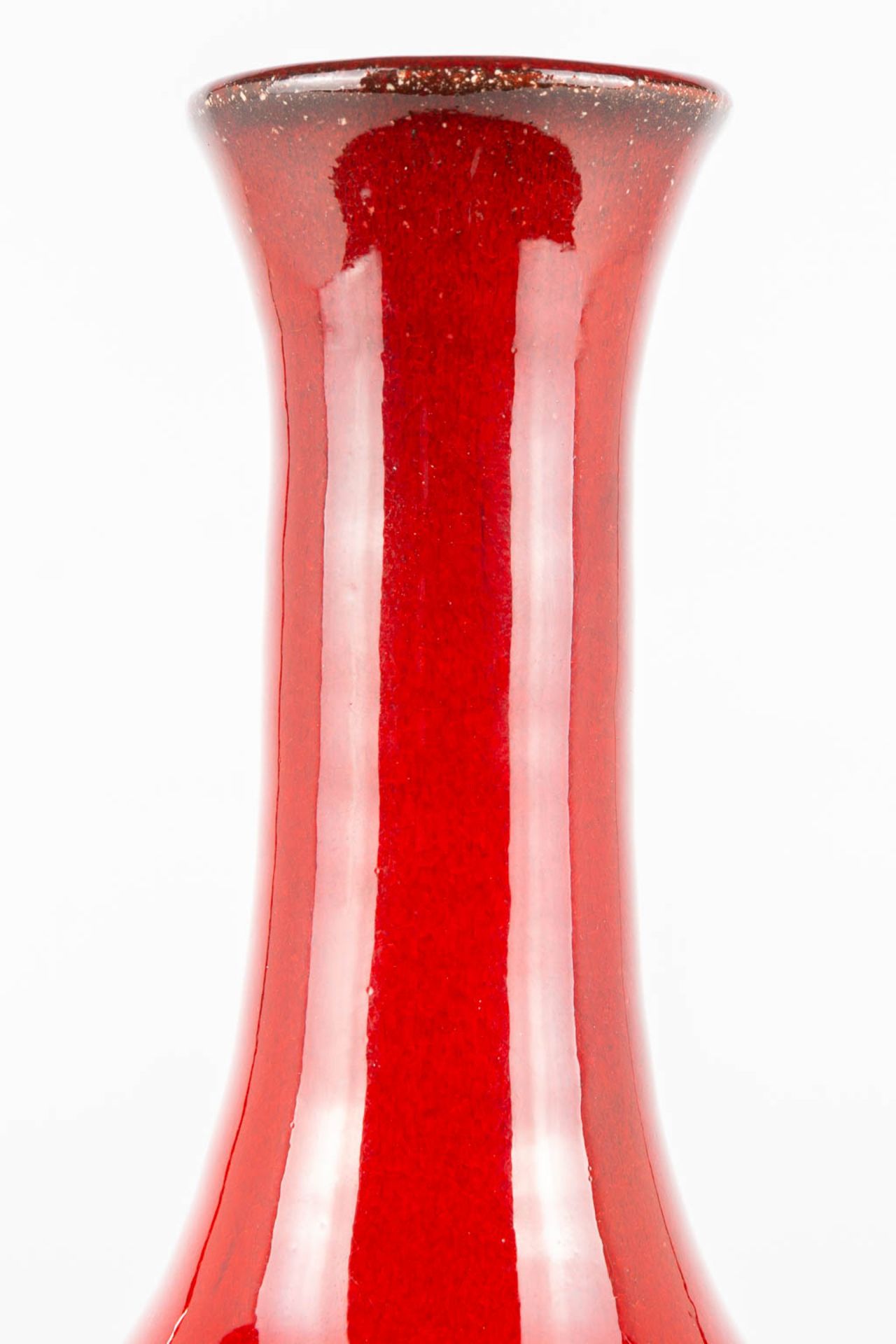 Leon GOOSSENS (XX) A red glazed vase made of ceramics. Not marked. (20 x 11 cm) - Image 6 of 9