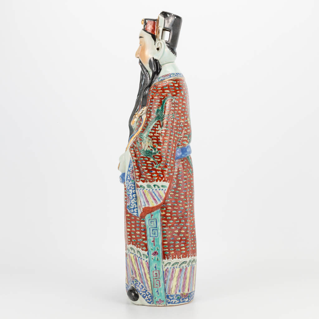 A Chinese porcelain statue of a wise man. 19th/20th century. (12 x 18 x 48 cm) - Image 8 of 20