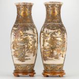 A pair of Japanese Satsuma vases with decor of warriors standing on a wood base. 19th/20th century.