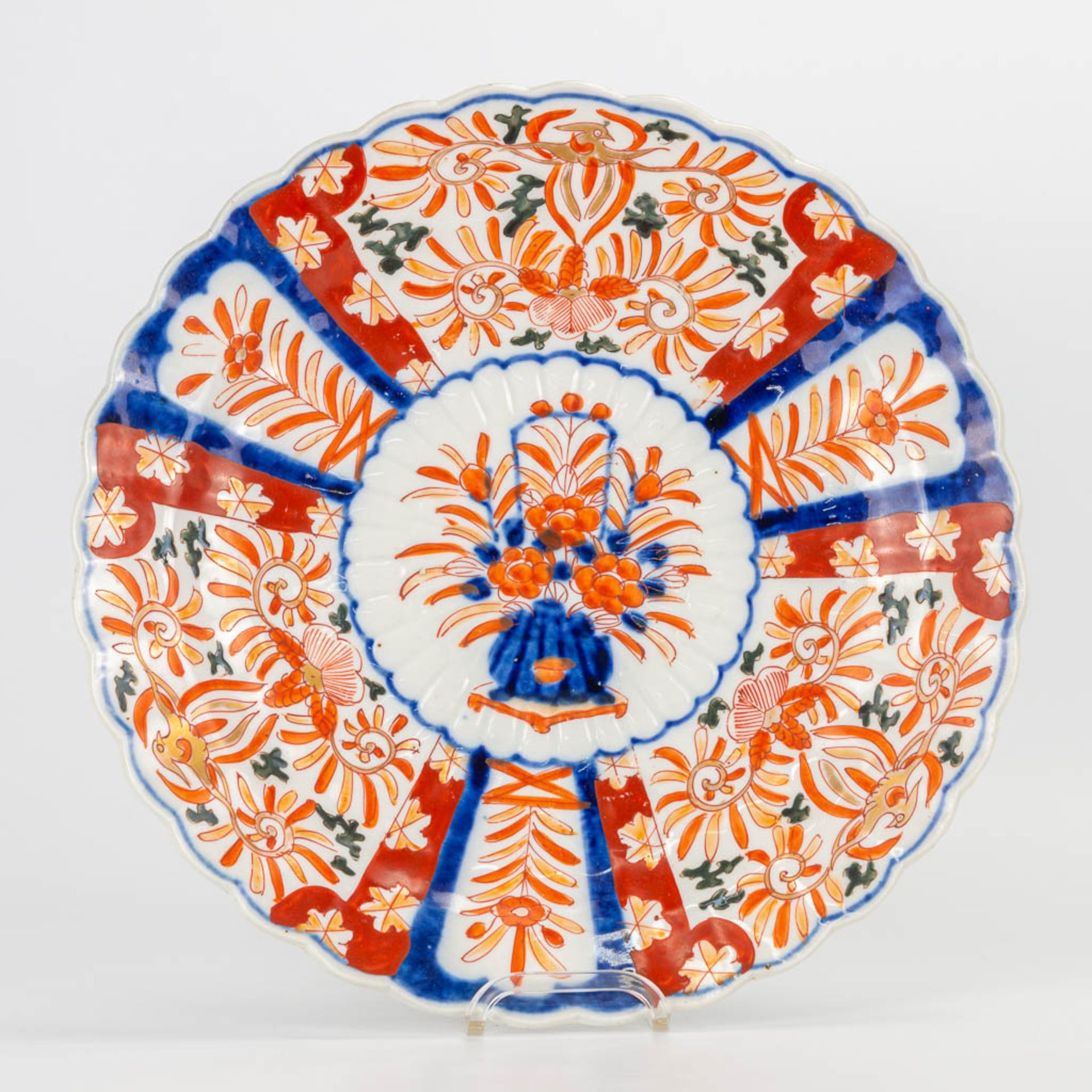 A collection of 5 Imari display plates made of Japanese porcelain. (4,5 x 30 cm) - Image 14 of 16