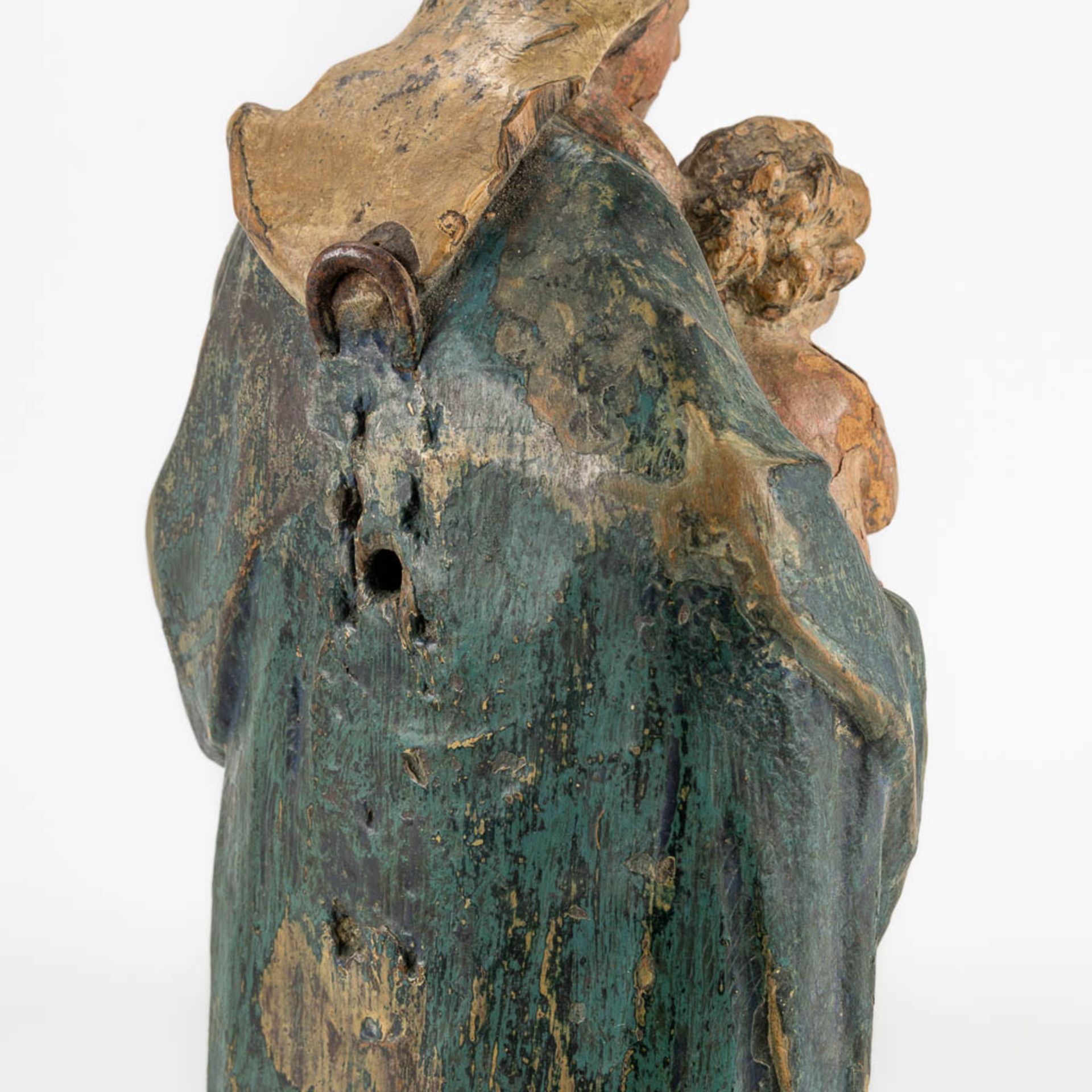 A collection of 2 religious wood sculptures. Madonna with child and a corpus. 17th/18th century. (8 - Image 9 of 17