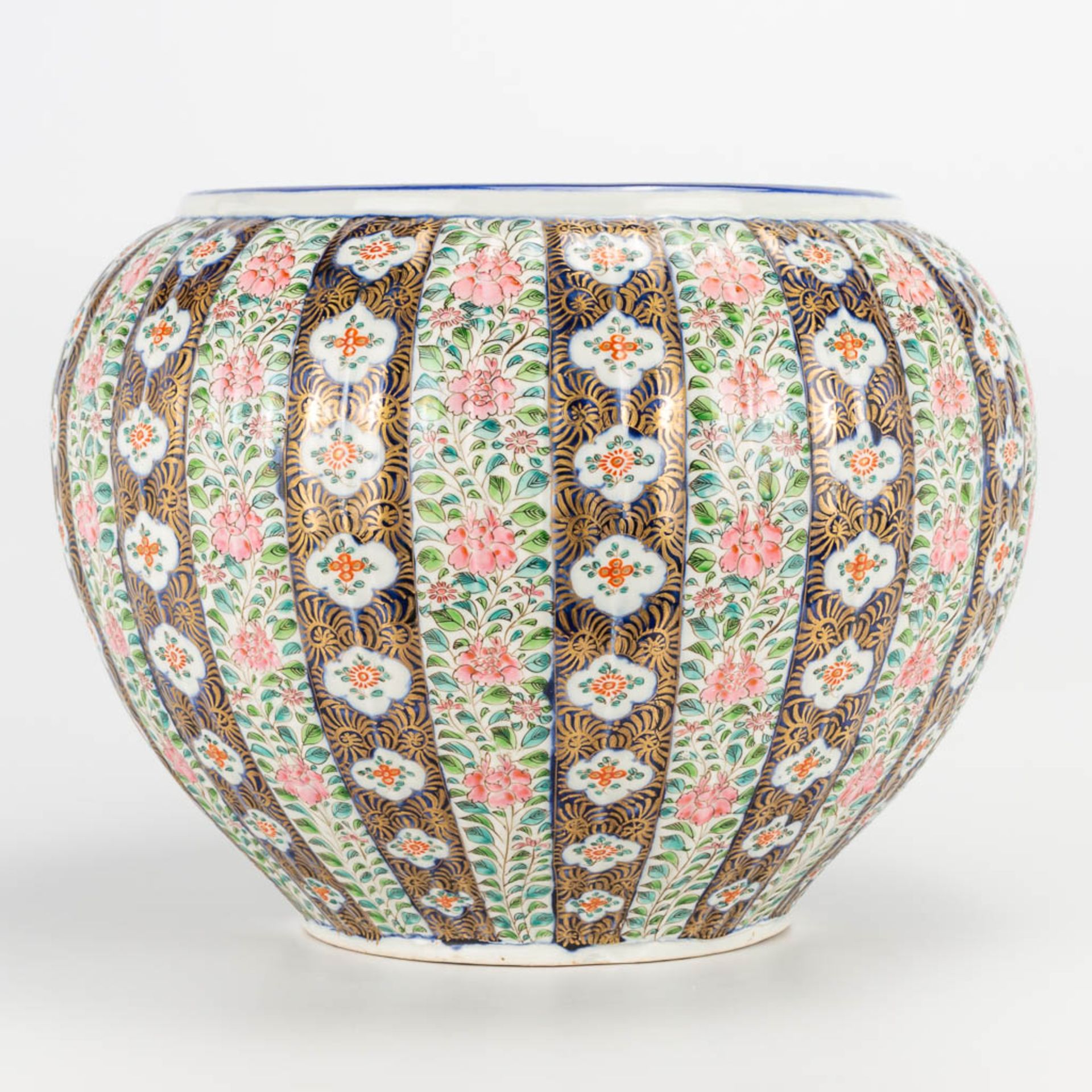 A large Japanese cache-pot, with hand-painted floral decor. (30 x 36 cm)