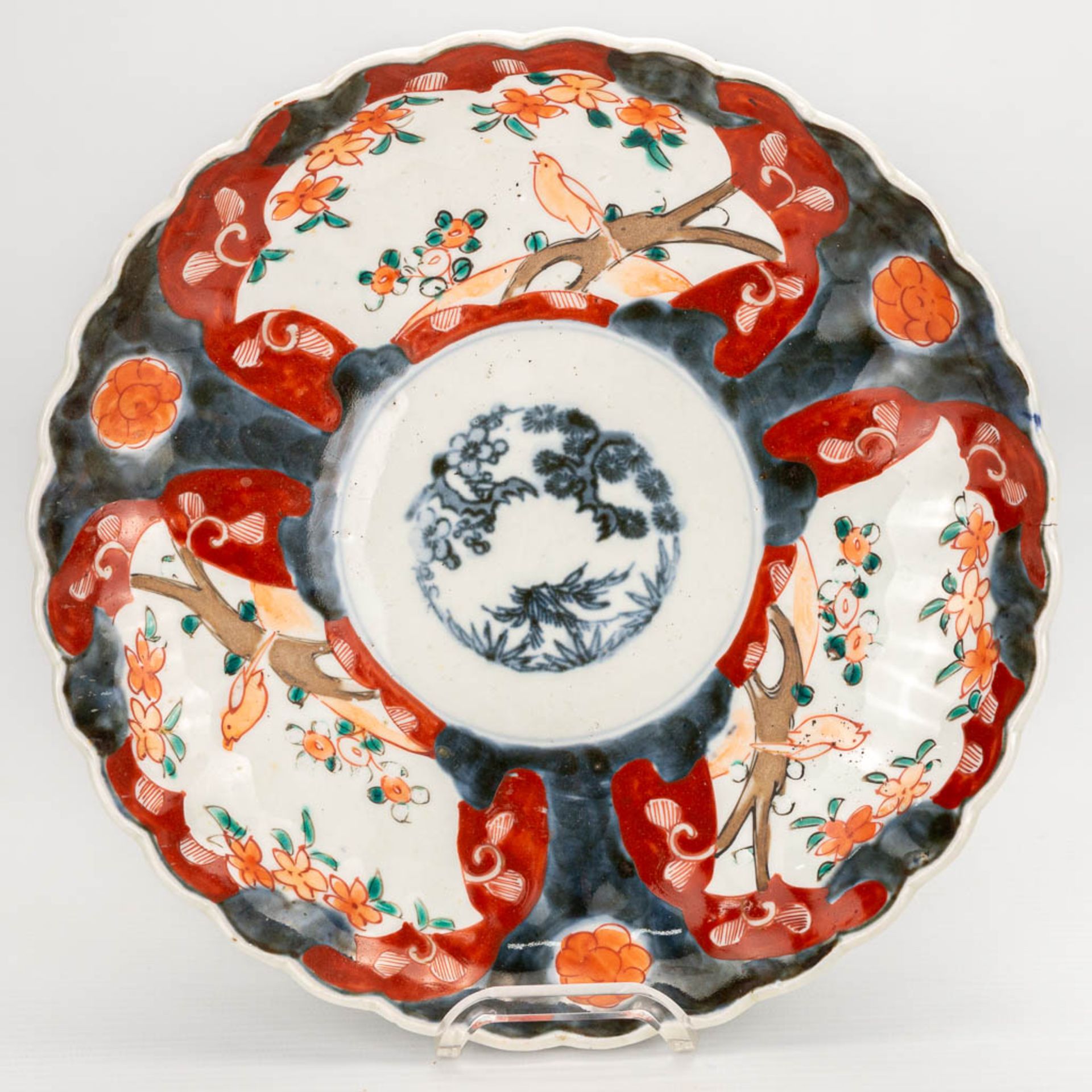 A collection of 10 display plates made of Oriental porcelain, Imari and blue-white and Famille Rose. - Image 12 of 16