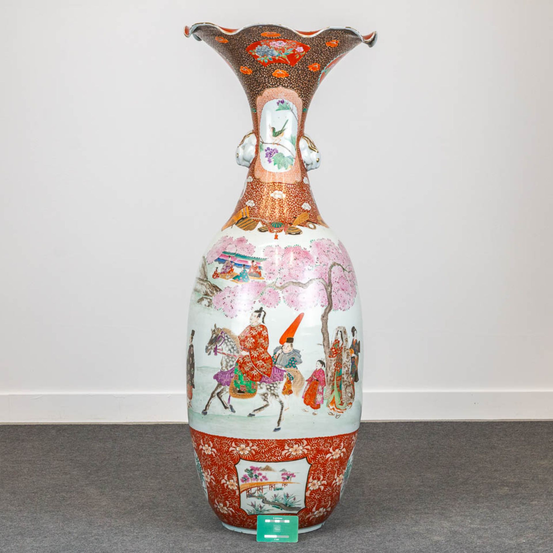 A large vase made of Japansese porcelain, decorated with blossoms. 19th/20th century. (106 x 40 cm) - Image 3 of 9