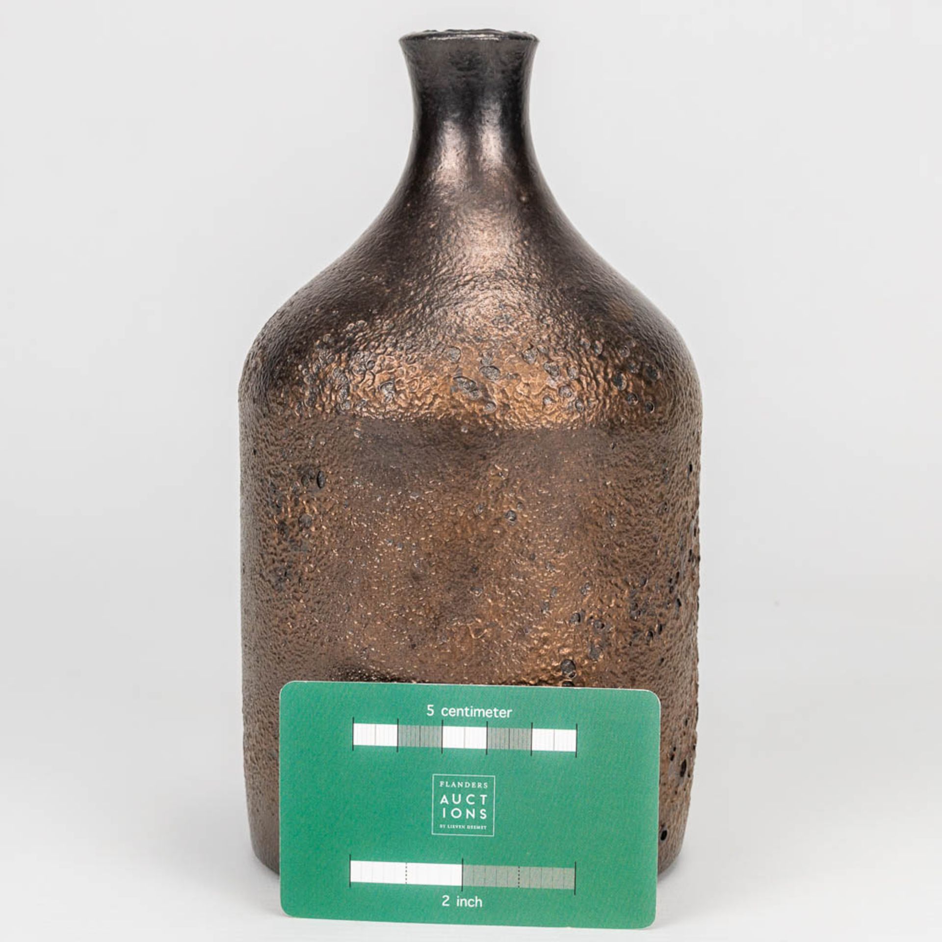 Elisabeth VANDEWEGHE (XX-XXI) a vase made of bronze glaze ceramics for Perignem. (20 x 10 cm) - Bild 5 aus 9