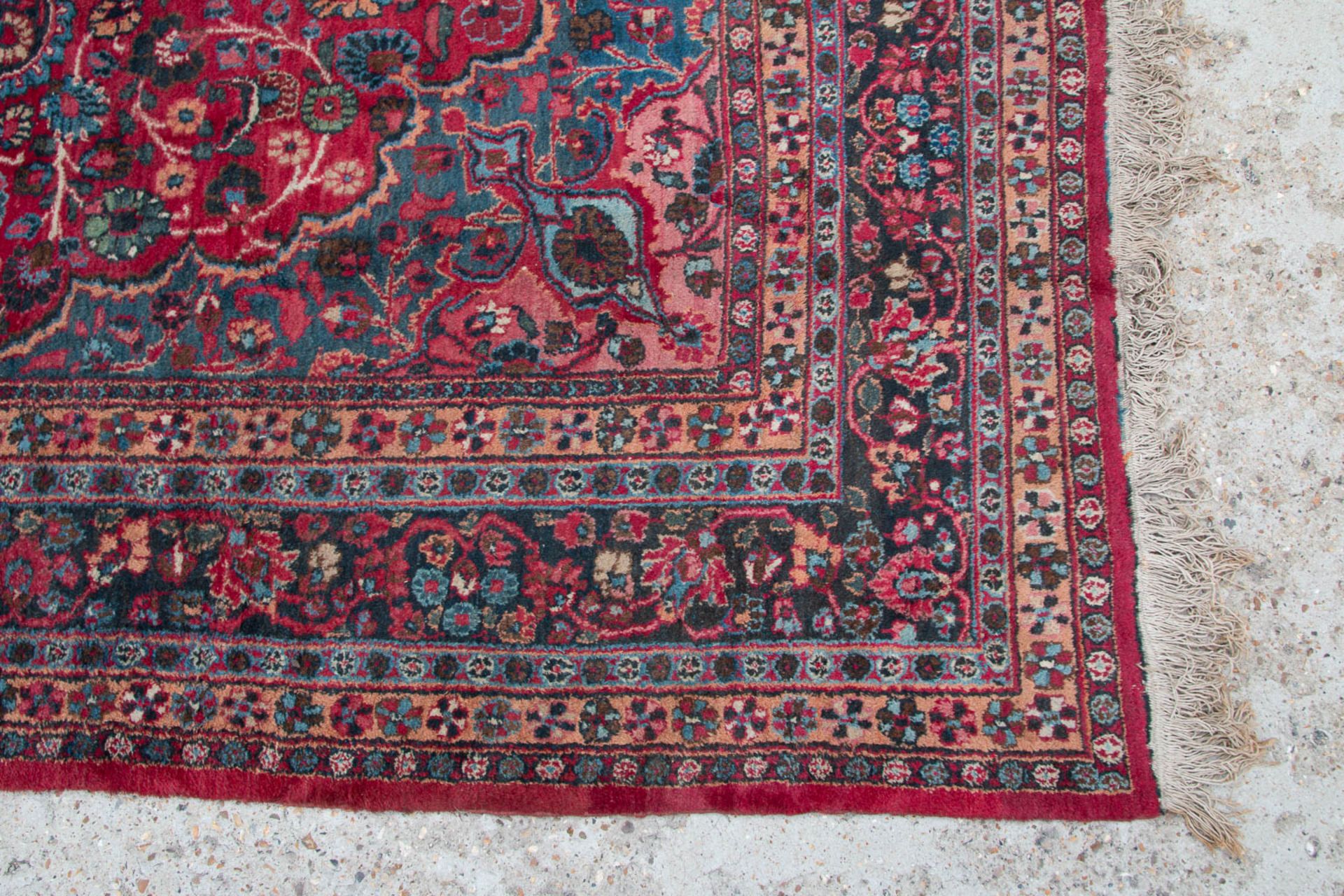 An Oriental hand-made carpet. Meshed. (342 x 255 cm) - Image 5 of 8