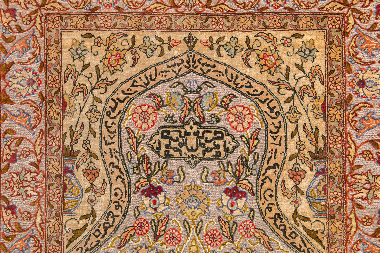 An Oriental hand-made prayer carpet made of silk and finished with gold thread. (58 x 87 cm) - Image 5 of 7