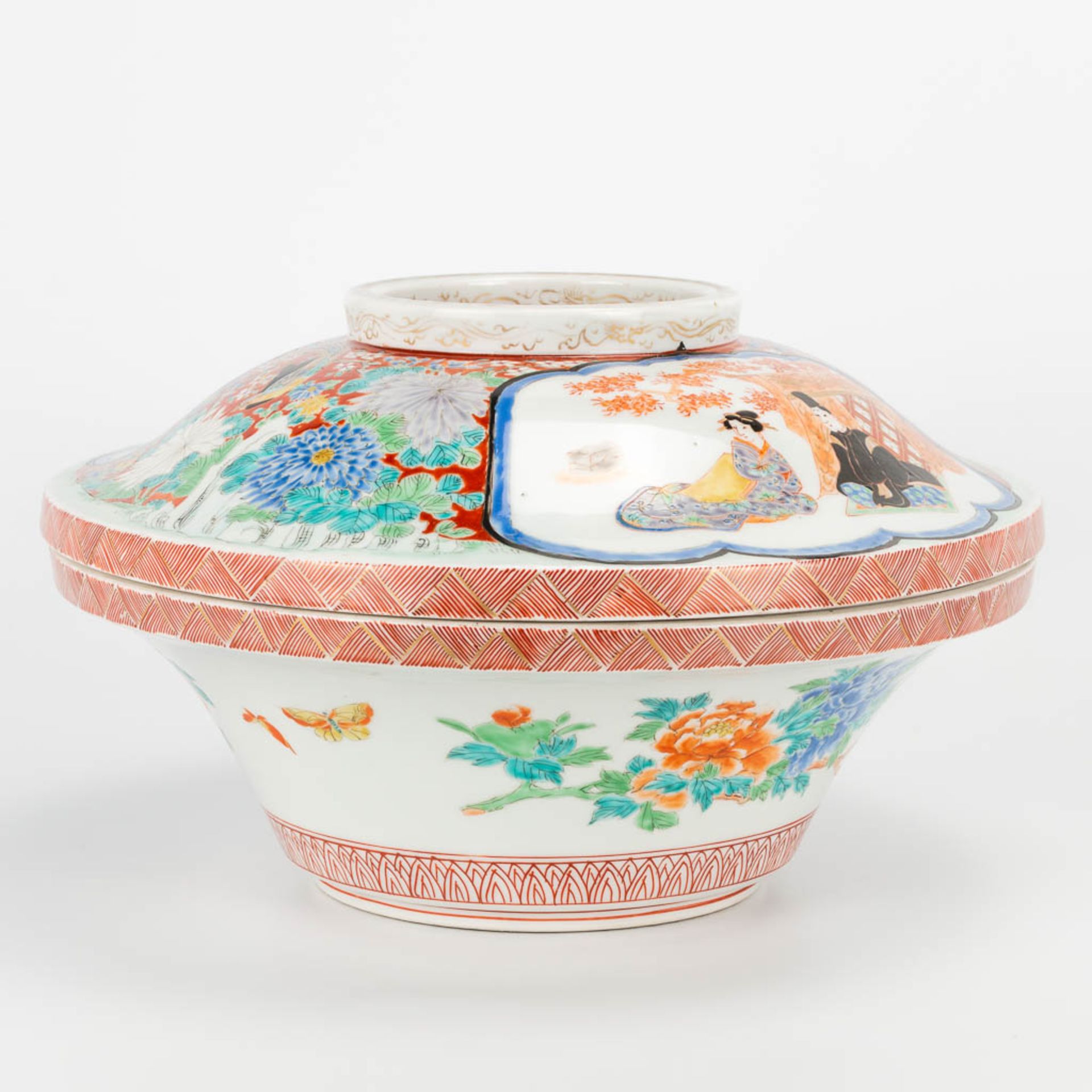 A collection of 2 pieces Japanese: Porcelain Imari rice bowl and a bronze vide poche. (20 x 33 cm) - Image 17 of 30