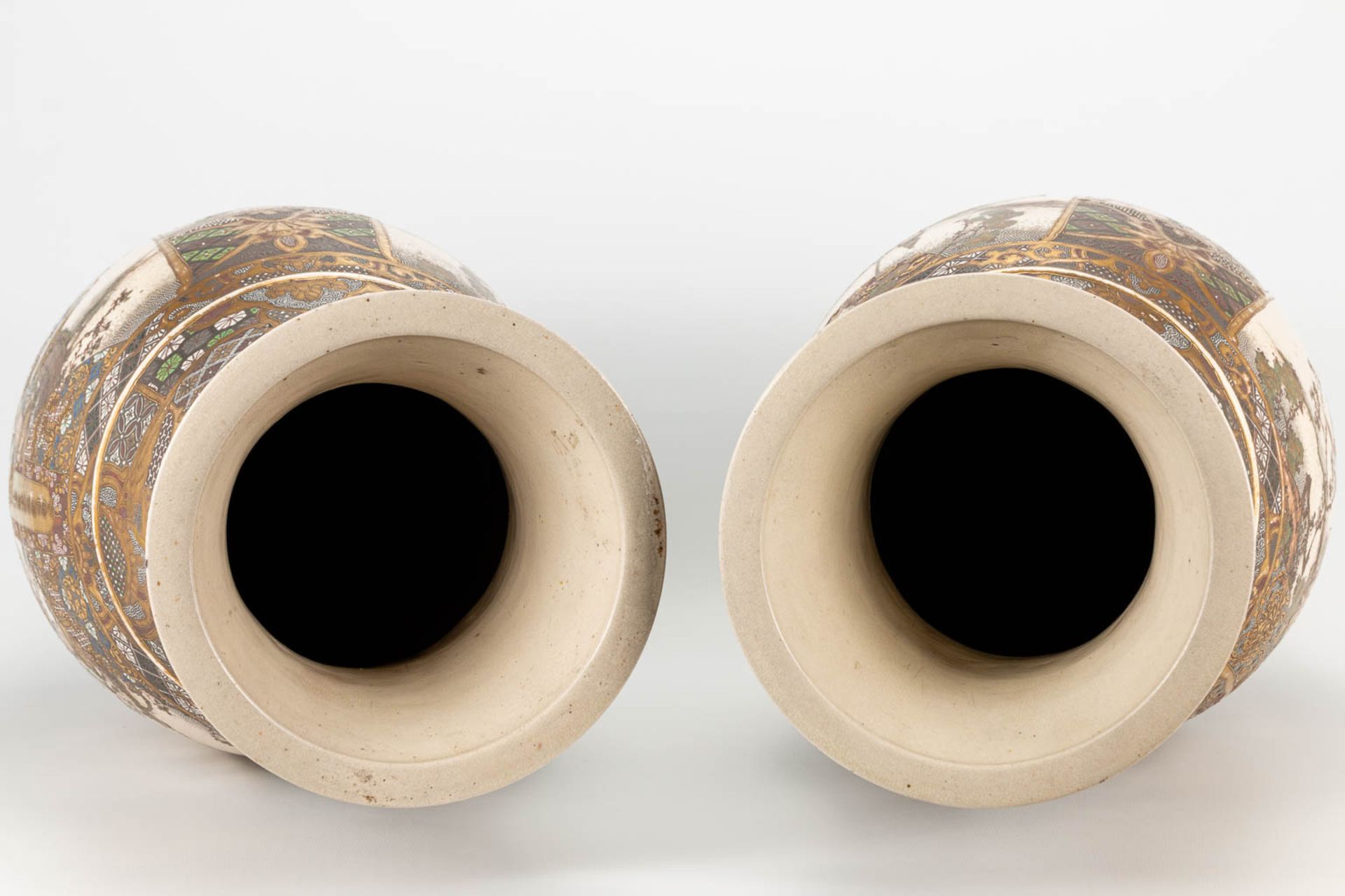 A pair of Japanese Satsuma vases with decor of warriors standing on a wood base. 19th/20th century. - Image 7 of 22