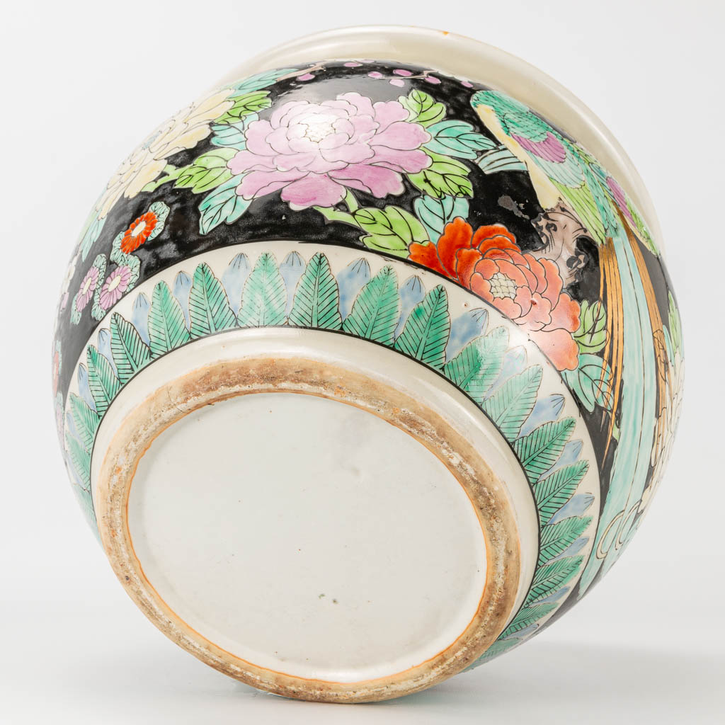 A large famille noir cache pot made of Chinese porcelain with images of birds and flowers. 20th cent - Image 8 of 17