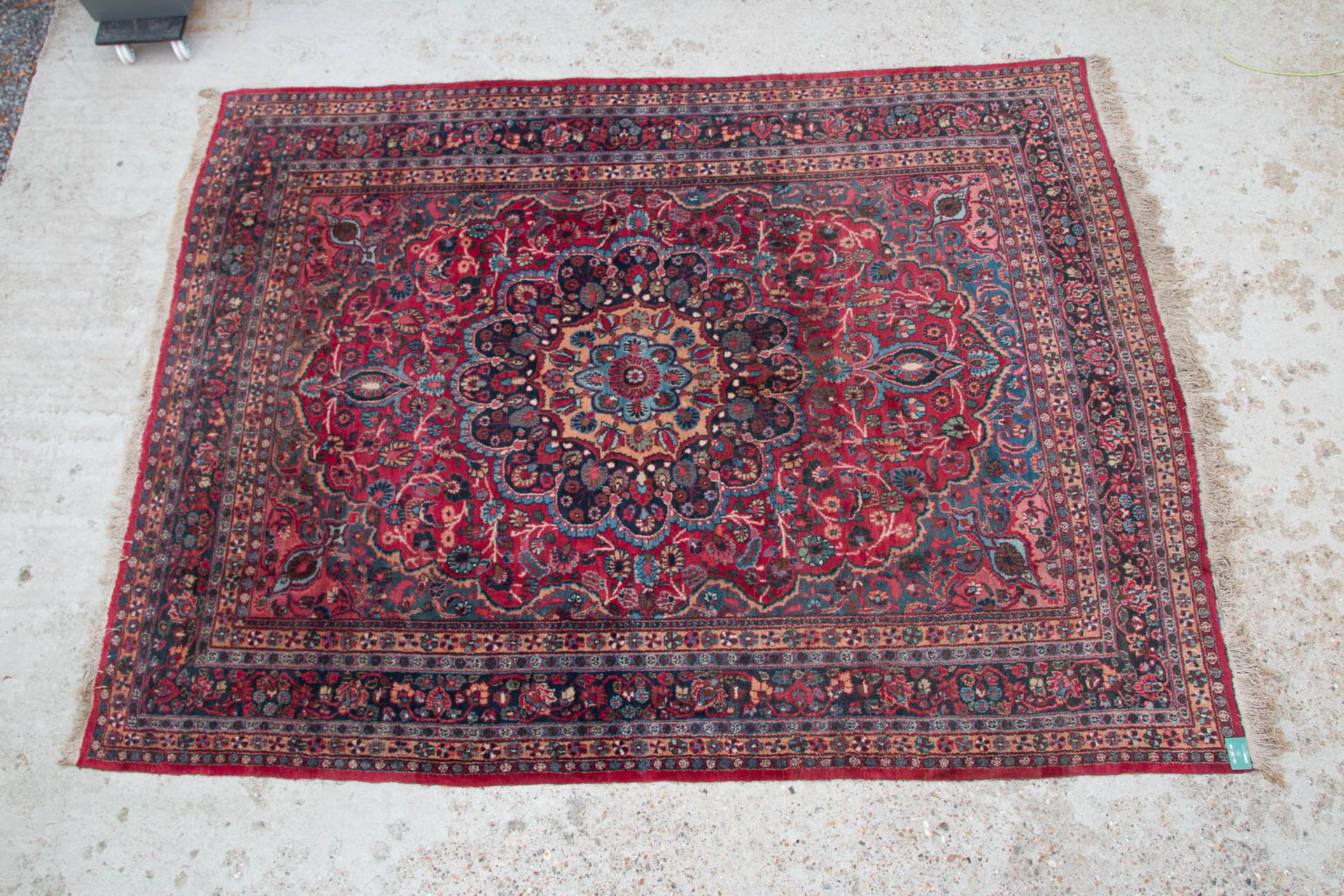 An Oriental hand-made carpet. Meshed. (342 x 255 cm) - Image 2 of 8