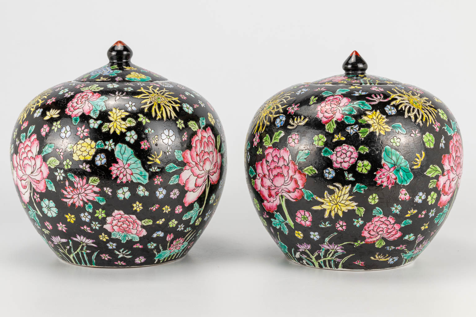 A pair of famille noir Chinese porcelain jars with lid, decorated with flowers. 19th/20th century. ( - Image 20 of 21