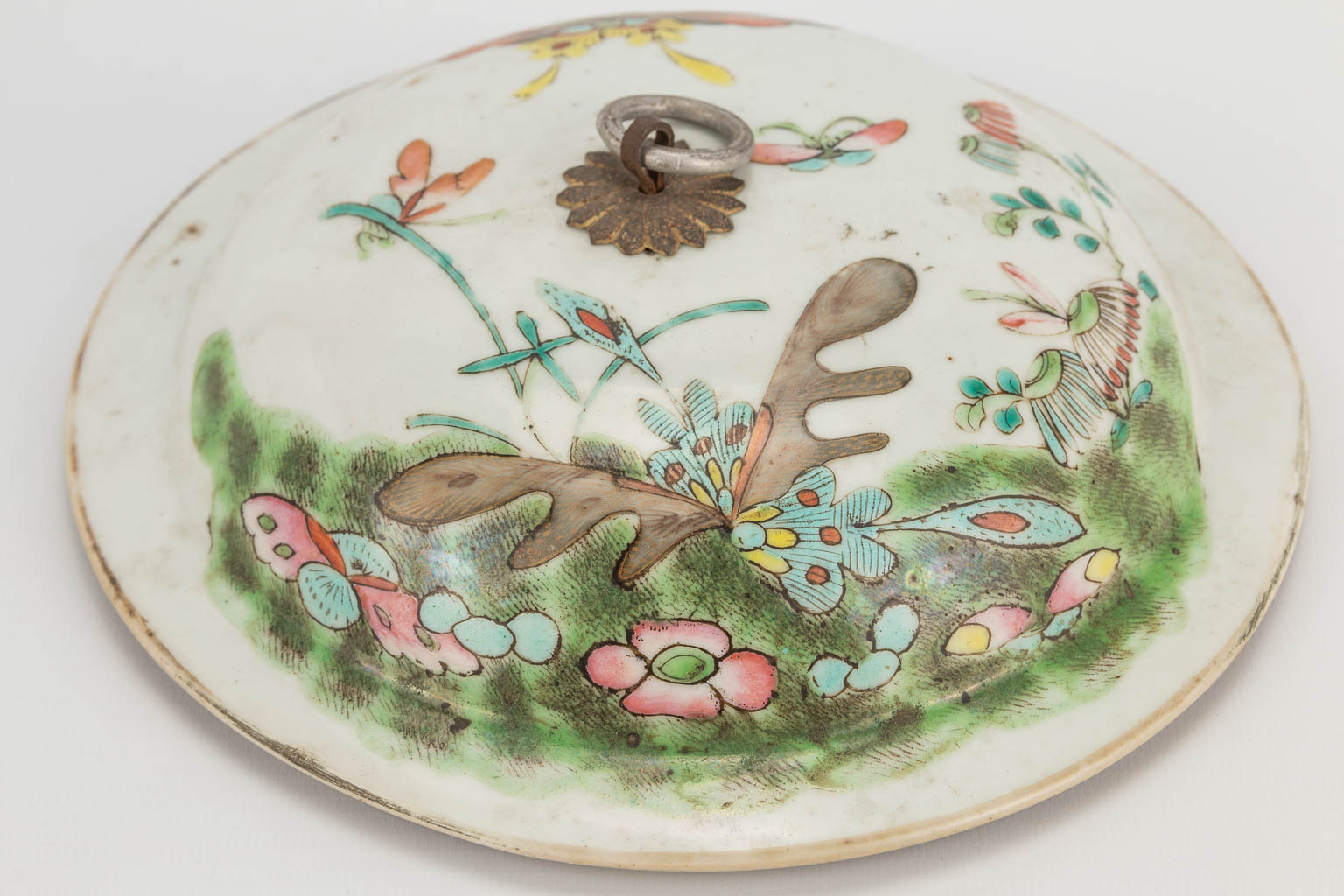 A Chinese porcelain jar with lid, with flower and butterfly decor. 19th/20th century. (21 x 23 cm) - Image 16 of 18