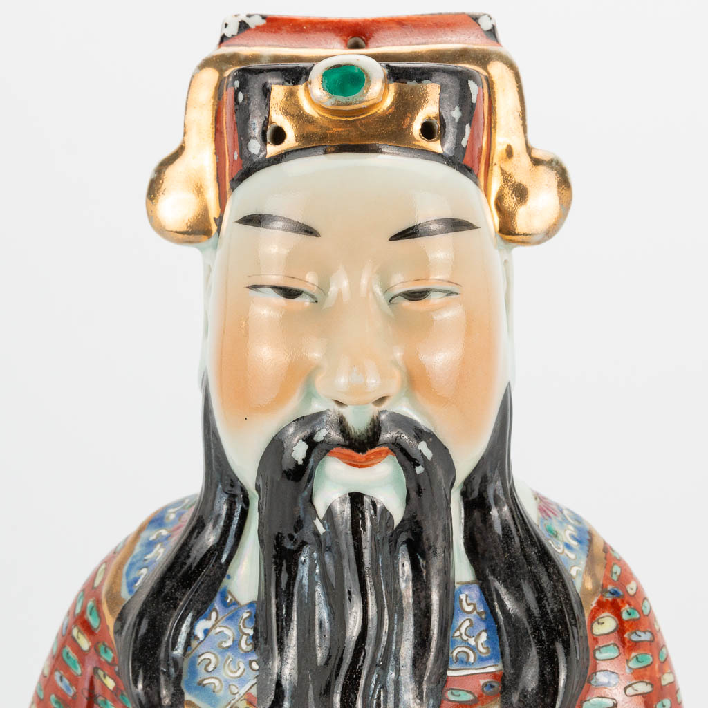 A Chinese porcelain statue of a wise man. 19th/20th century. (12 x 18 x 48 cm) - Image 11 of 20