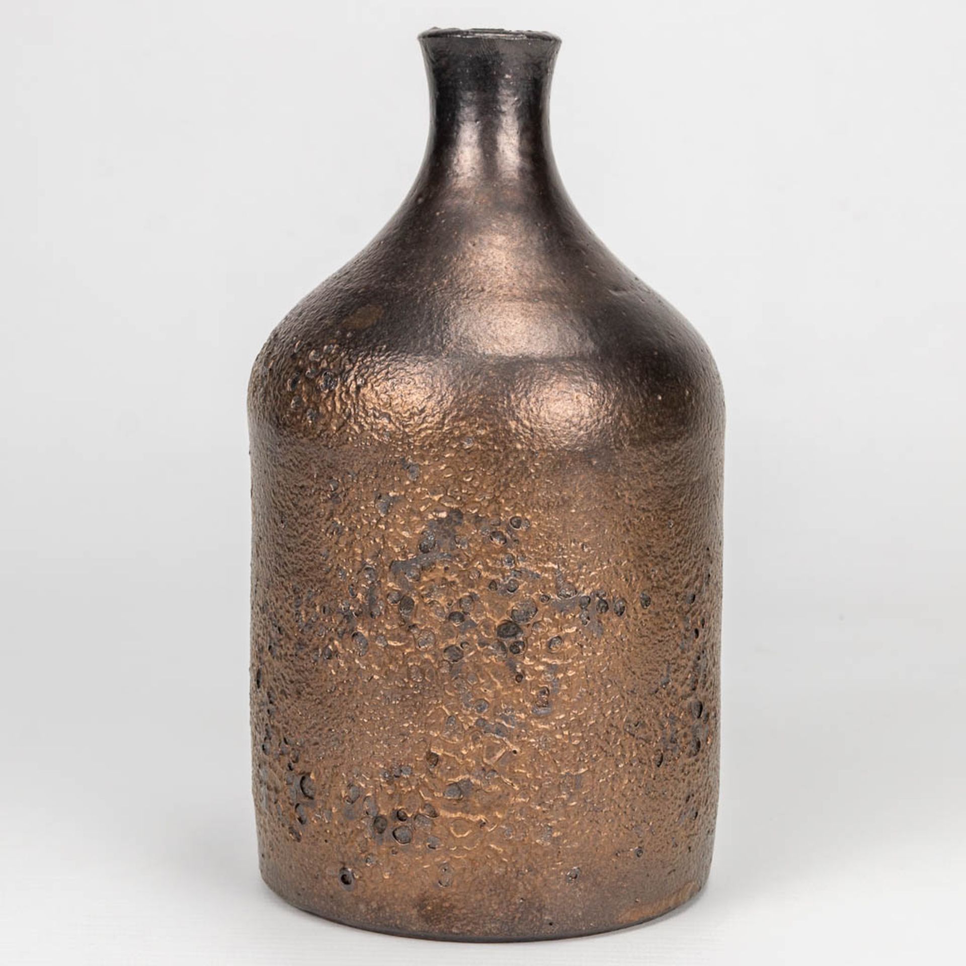 Elisabeth VANDEWEGHE (XX-XXI) a vase made of bronze glaze ceramics for Perignem. (20 x 10 cm) - Image 6 of 9