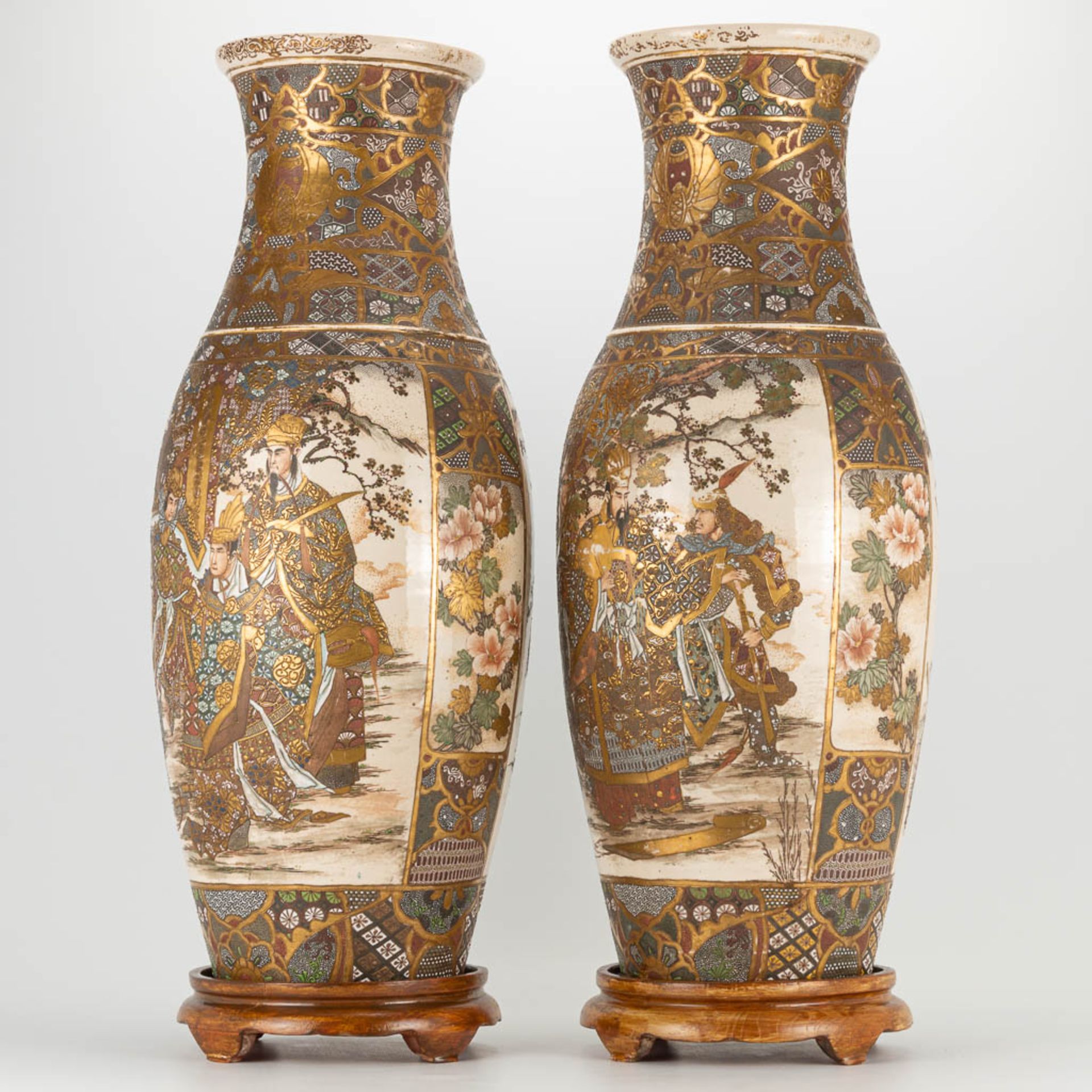 A pair of Japanese Satsuma vases with decor of warriors standing on a wood base. 19th/20th century. - Image 5 of 22
