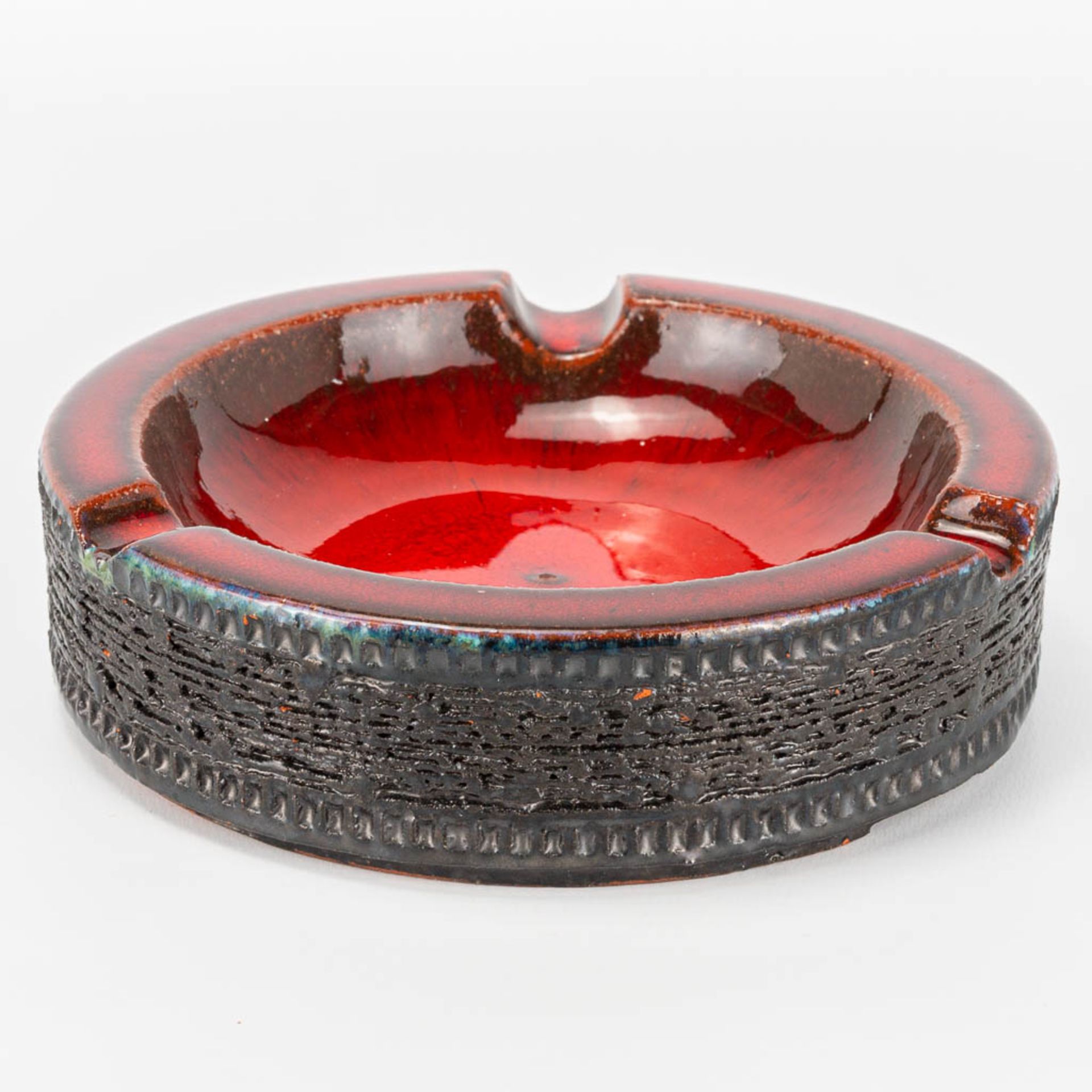 Rogier VANDEWEGHE (1923-2020) A collection of 2 ashtrays made of red glazed ceramics for Amphora. Ma - Image 11 of 19