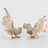 A pair of roosters, made of solid silver and marked A835. 740g. (14 x 19 x 21 cm)
