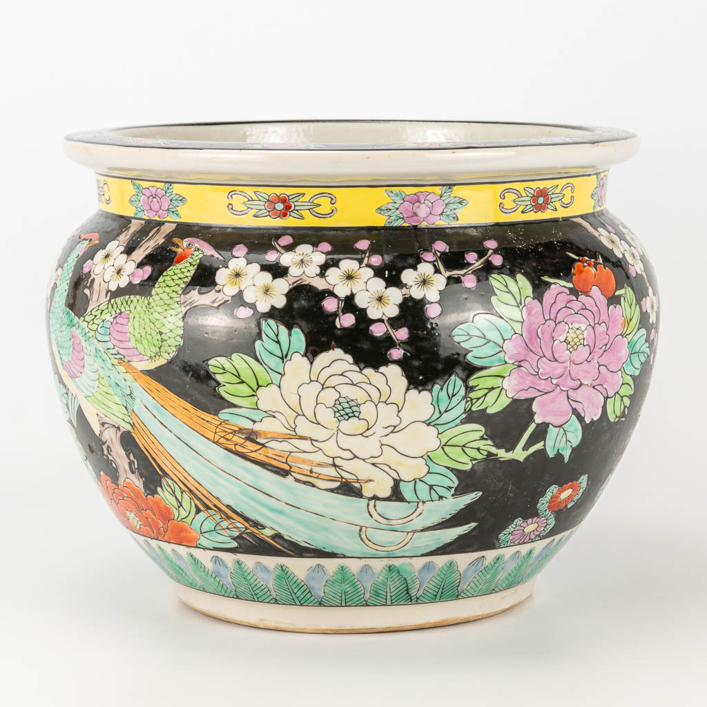 A large famille noir cache pot made of Chinese porcelain with images of birds and flowers. 20th cent - Image 16 of 17