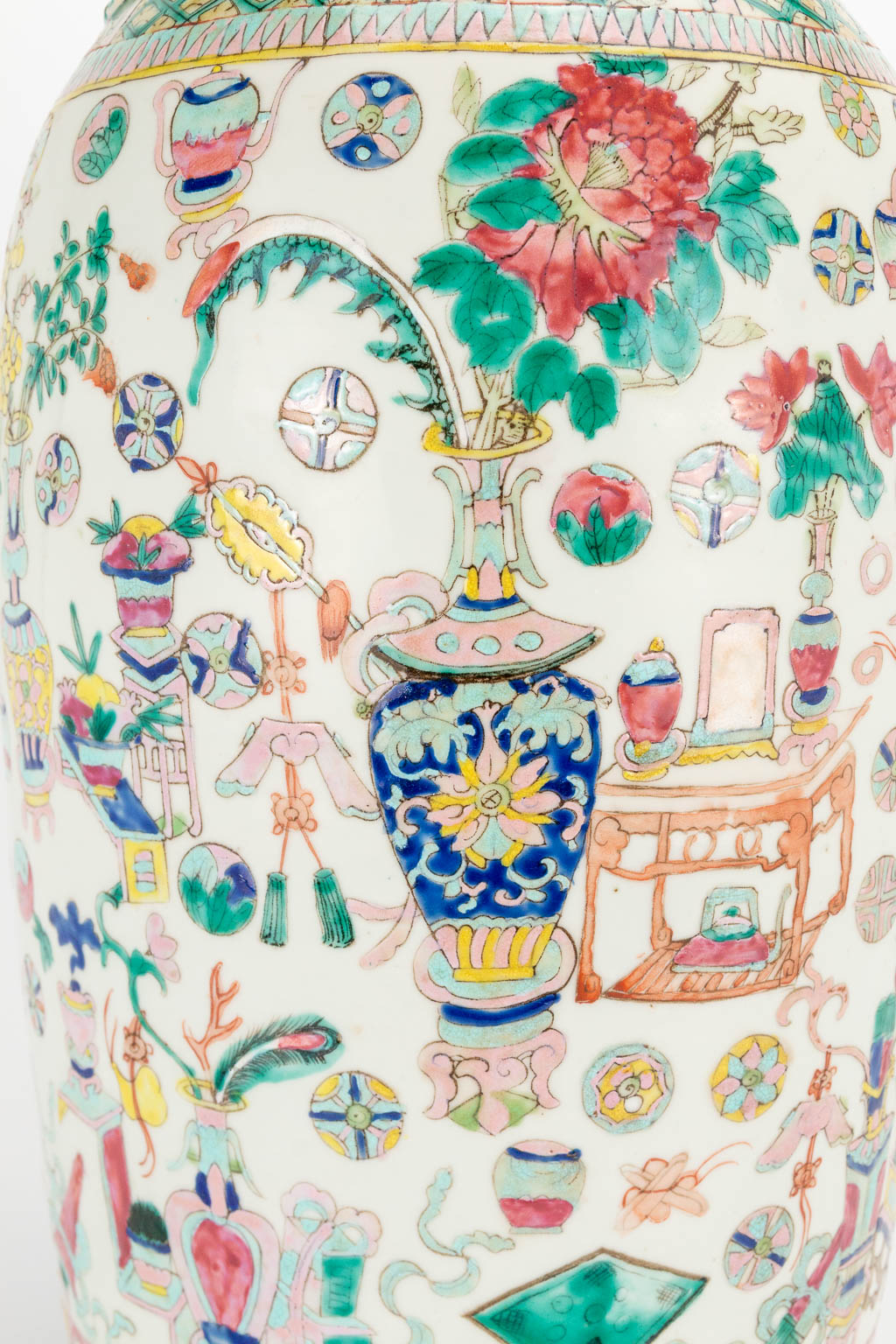 A Chinese vase with decor of antiquities. 19th/20th century. (60 x 23 cm) - Image 21 of 23