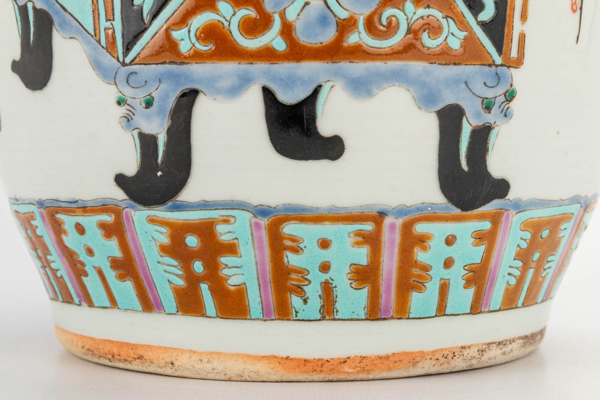 A chinese vase with decor of a planter. 19th/20th century. (43 x 20 cm) - Image 23 of 23