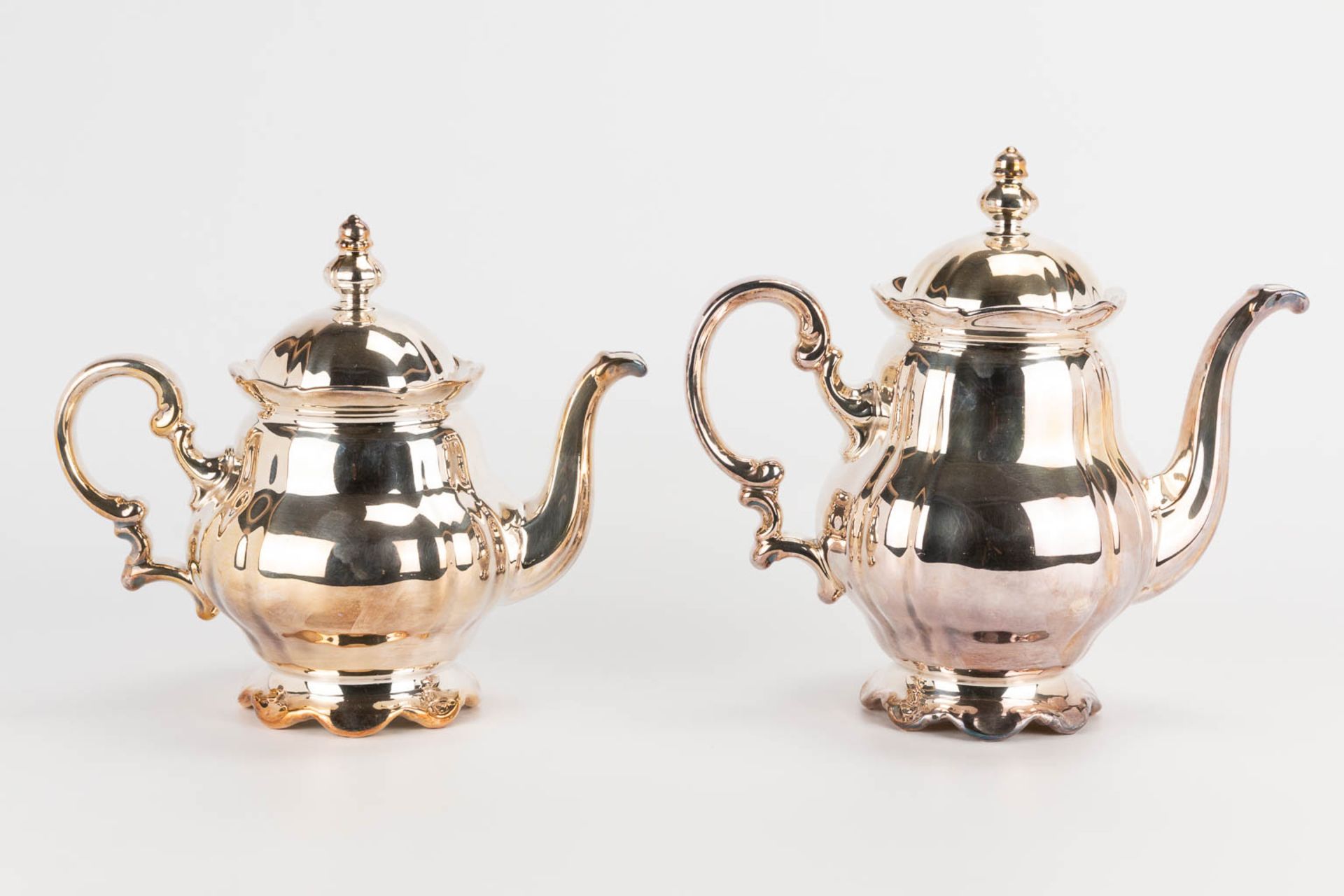 A coffee and tea service made of silver-plated porcelain. Not marked. (13 x 28 x 25 cm) - Bild 4 aus 9