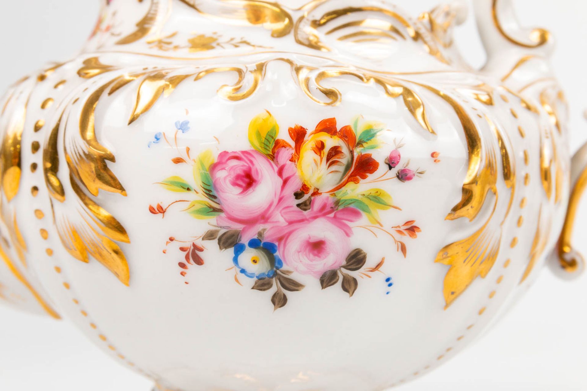 A coffee and tea service made of Vieux Bruxelles porcelain with hand painted flower decors. (20 x 28 - Bild 15 aus 18
