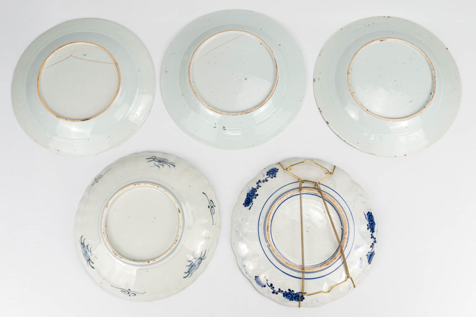 A collection of 10 display plates made of Oriental porcelain, Imari and blue-white and Famille Rose. - Image 5 of 16