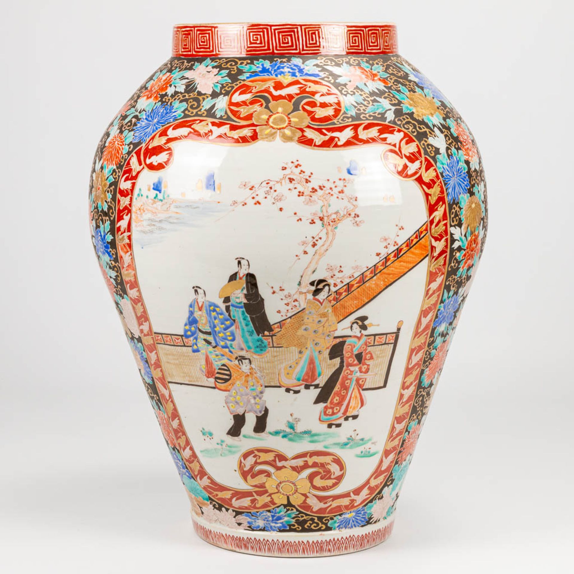 A large Imari display vase made of hand-painted porcelain in Japan. 19th/20th century. (60 x 42 cm)