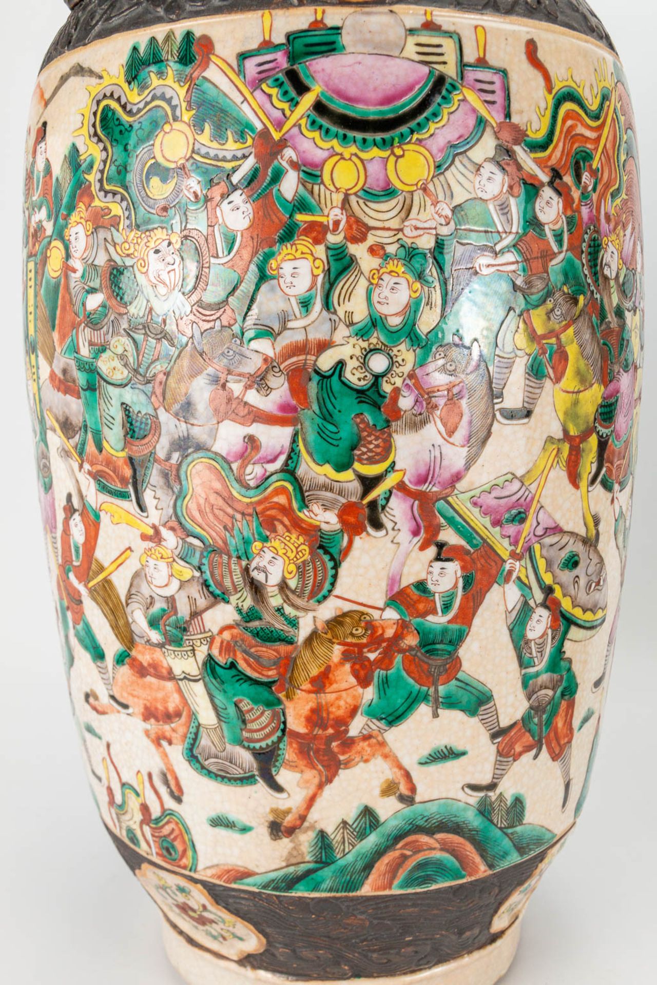 A pair of large Nanking Chinese vases with decor of warriors. 19th/20th century. (62 x 24 cm) - Image 25 of 29